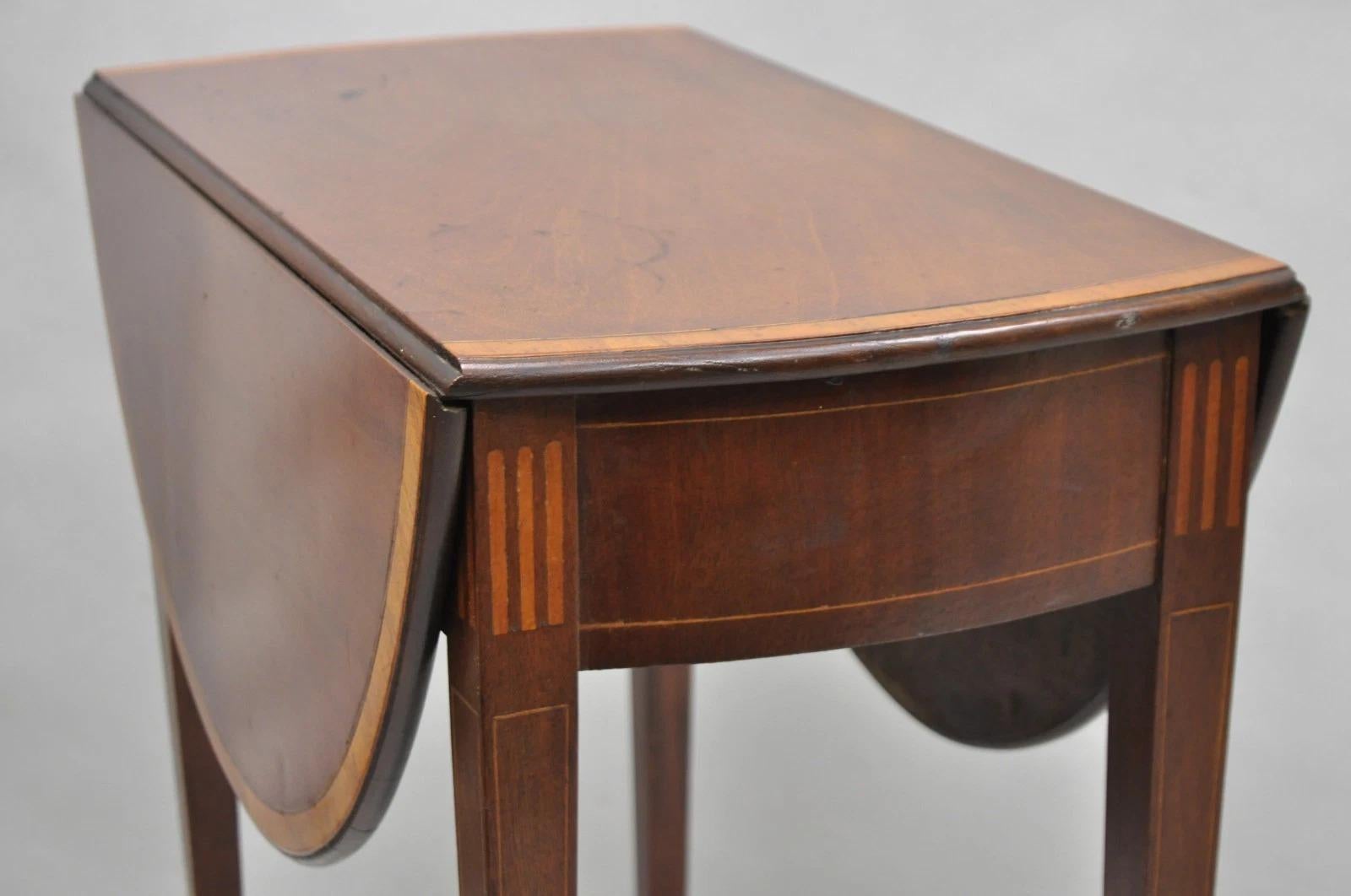 Antique Federal Mahogany Satinwood Inlay Narrow Dropleaf Pembroke Side Table en vente 9