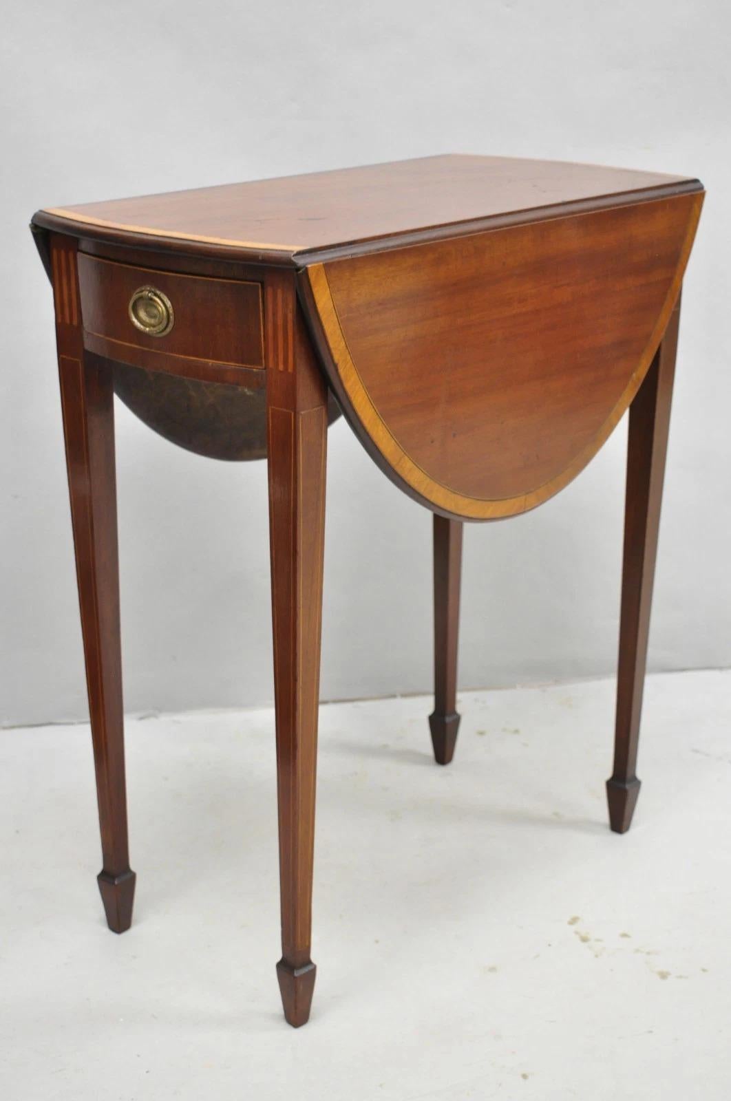 Antique Federal Mahogany Satinwood Inlay Narrow Dropleaf Pembroke Side Table en vente 11