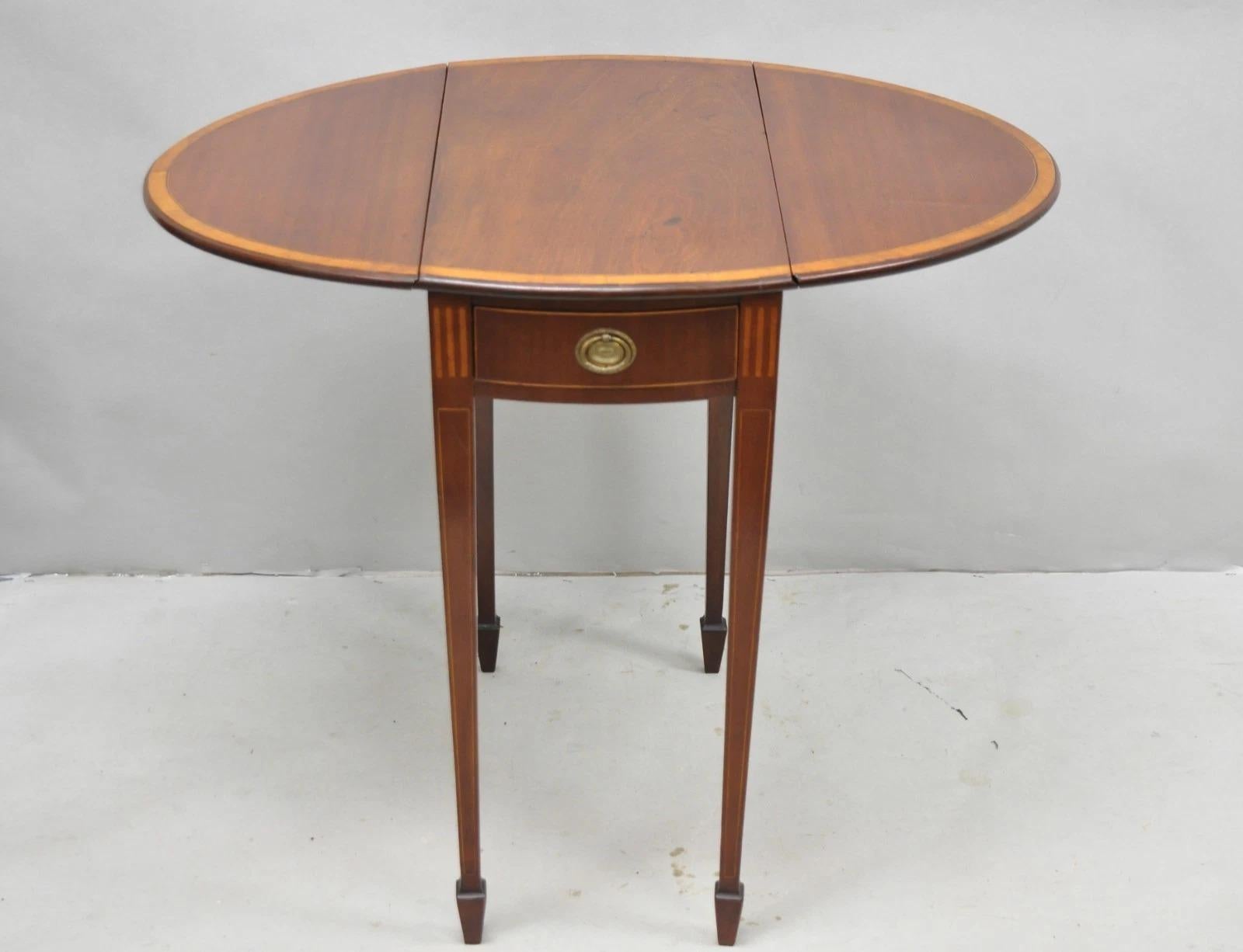 Fédéral Antique Federal Mahogany Satinwood Inlay Narrow Dropleaf Pembroke Side Table en vente