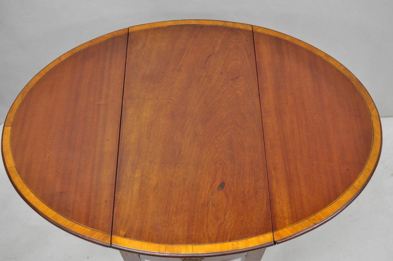 Antique Federal Mahogany Satinwood Inlay Narrow Dropleaf Pembroke Side Table Bon état - En vente à Philadelphia, PA