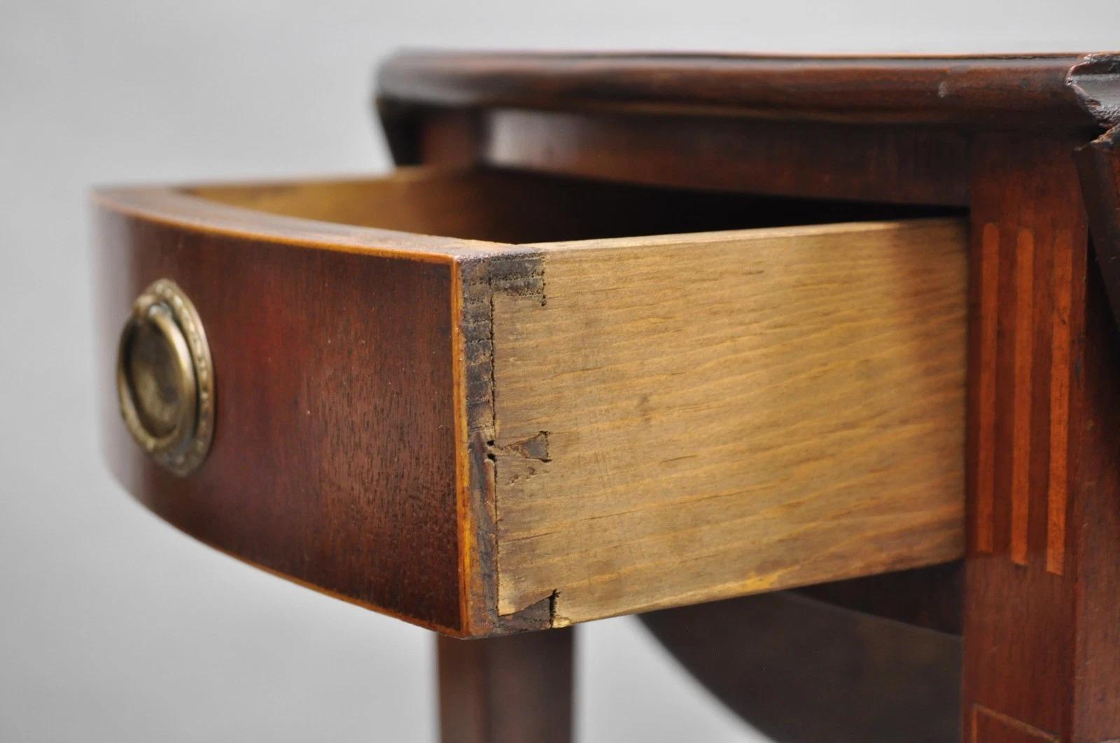 XIXe siècle Antique Federal Mahogany Satinwood Inlay Narrow Dropleaf Pembroke Side Table en vente