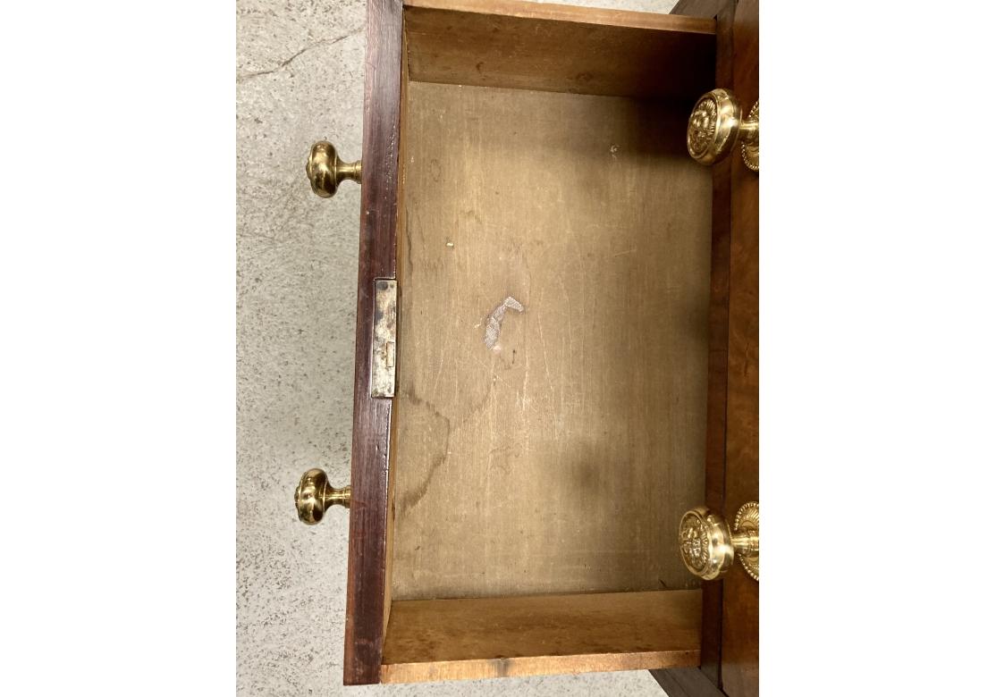 Antigua mesa de trabajo federal de caoba con nivel inferior, dos cajones con tiradores posteriores de latón con motivo de león, patas torneadas en espiral bien talladas y el conjunto descansa sobre ruedas de latón. Falta una llave. 

Dimensiones: 20