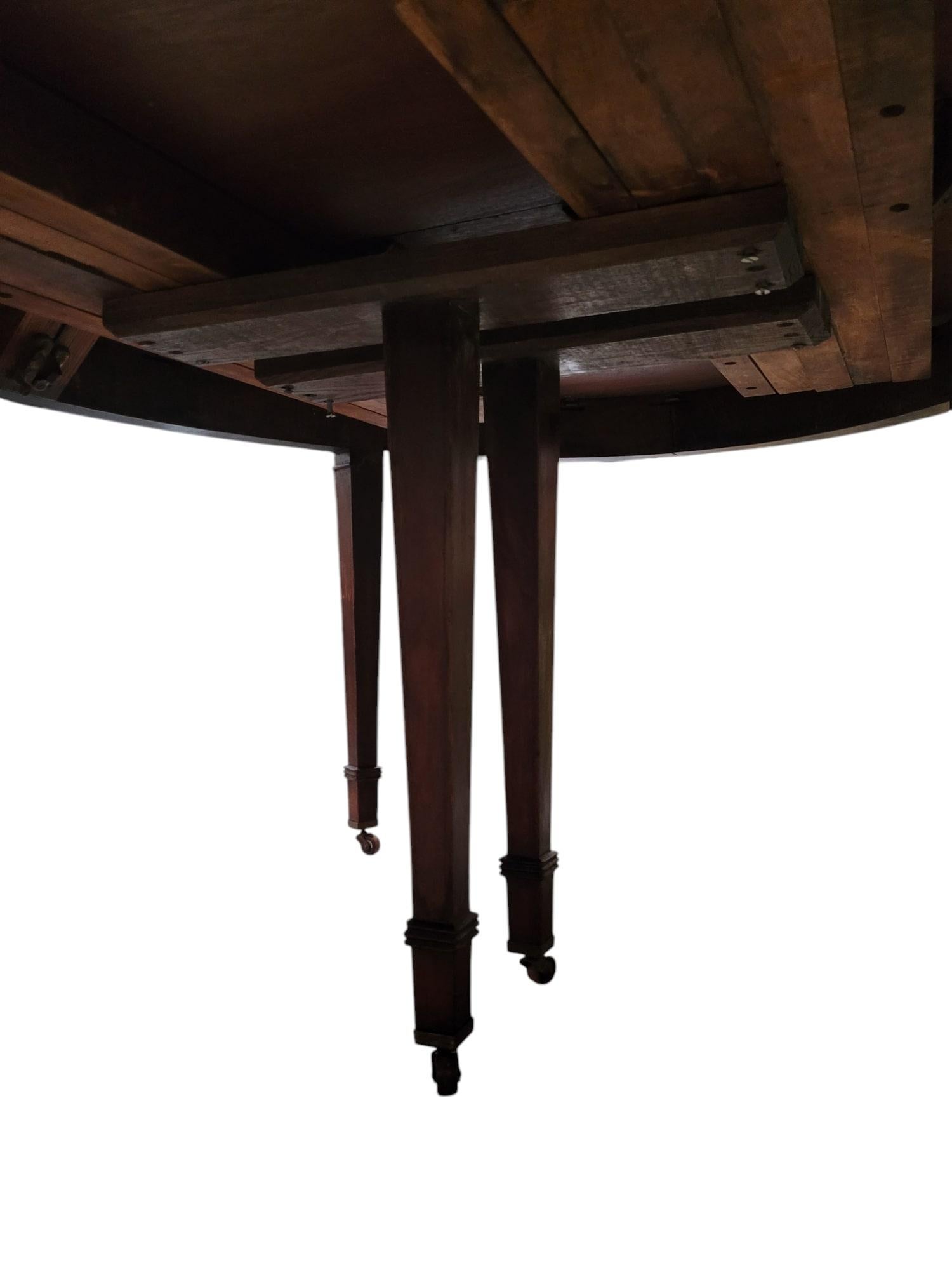 Table à manger ovale fédérale ancienne en vente 3