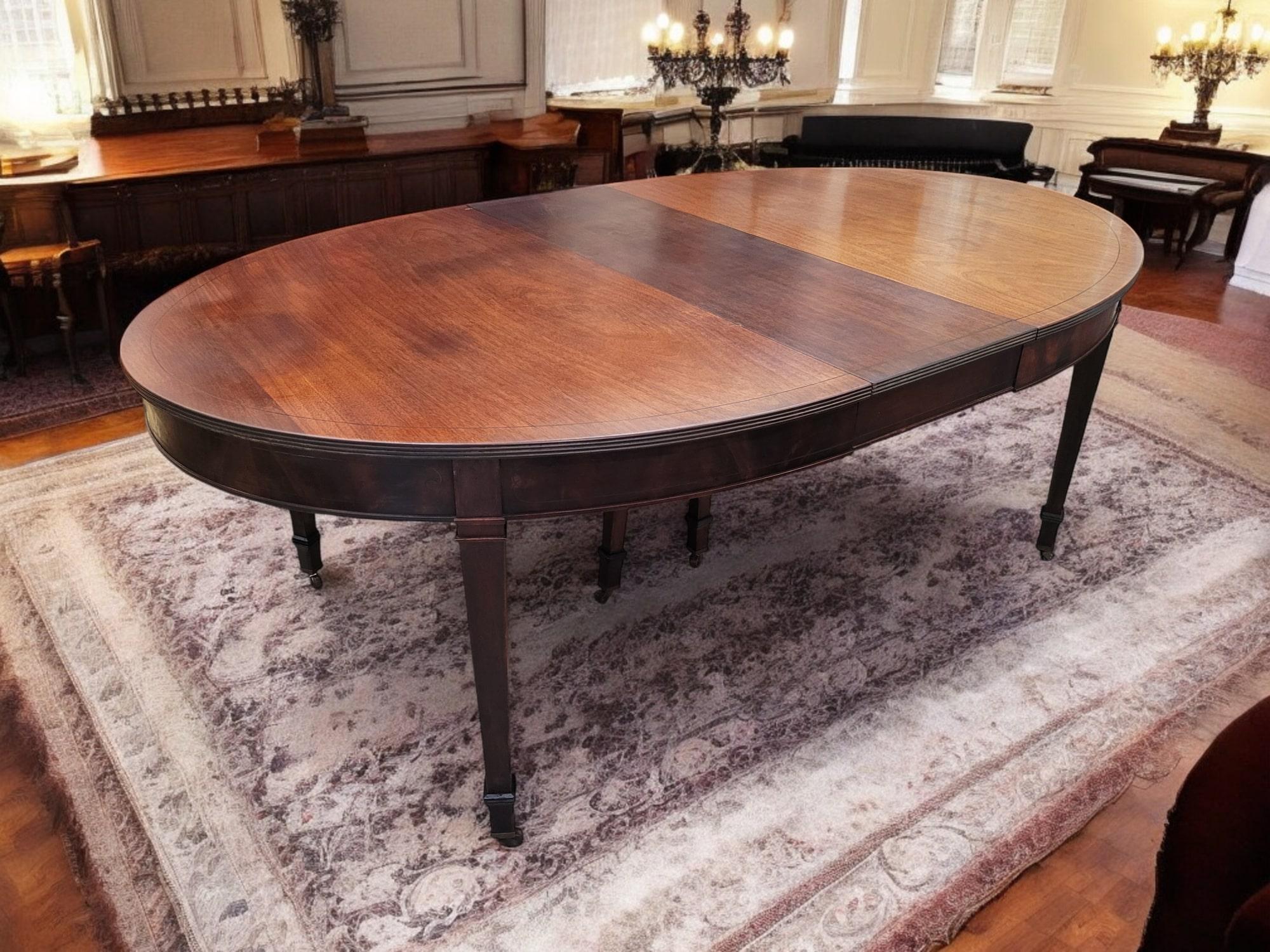 Une exquise table de salle à manger ovale ancienne en acajou de style fédéral. Le style fédéral - également connu sous le nom de style Adams en Grande-Bretagne et de style Louis XVI en France - s'est développé aux États-Unis nouvellement formés