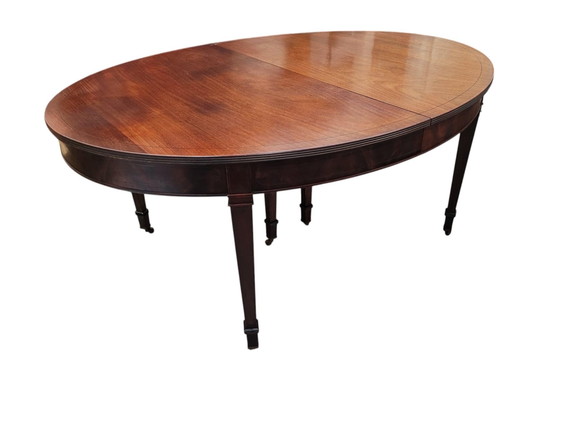 Fédéral Table à manger ovale fédérale ancienne en vente