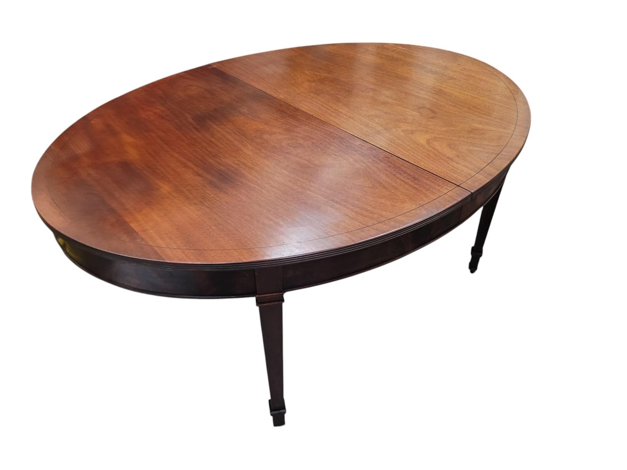 Américain Table à manger ovale fédérale ancienne en vente
