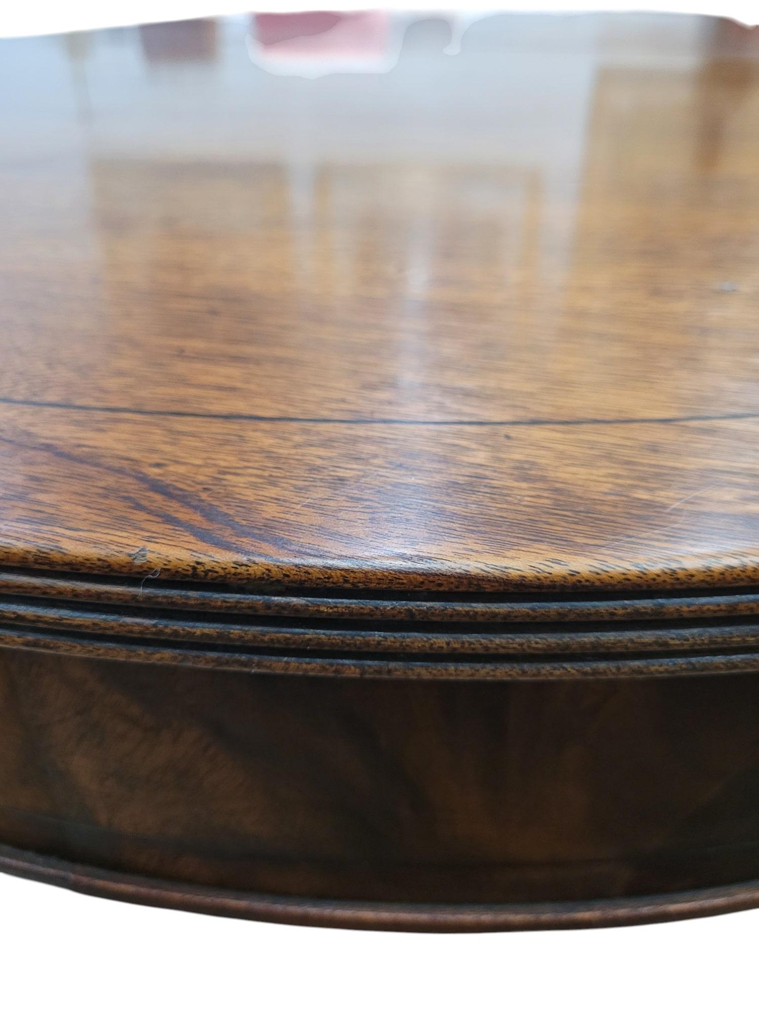 Acajou Table à manger ovale fédérale ancienne en vente