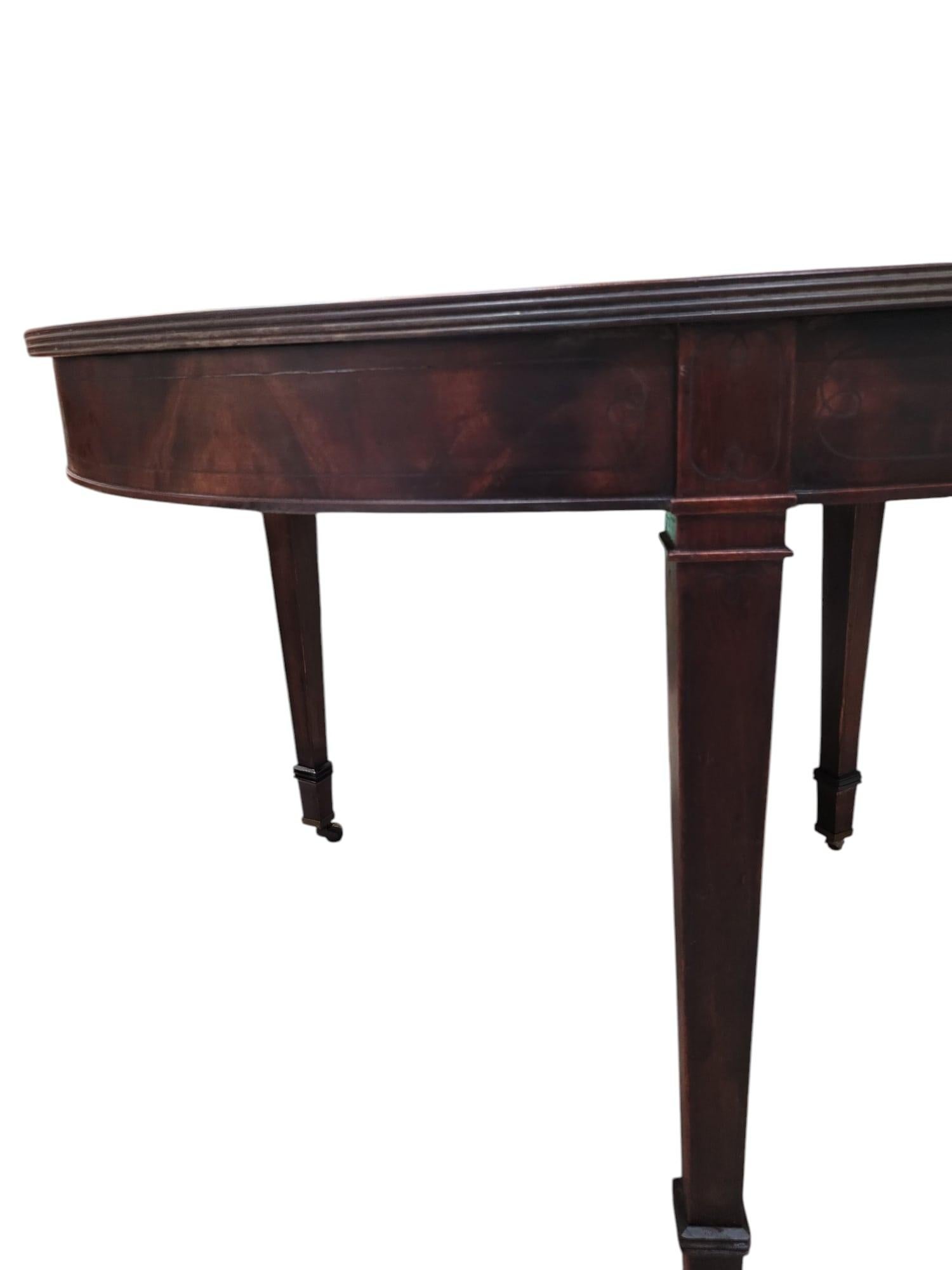 Table à manger ovale fédérale ancienne en vente 1