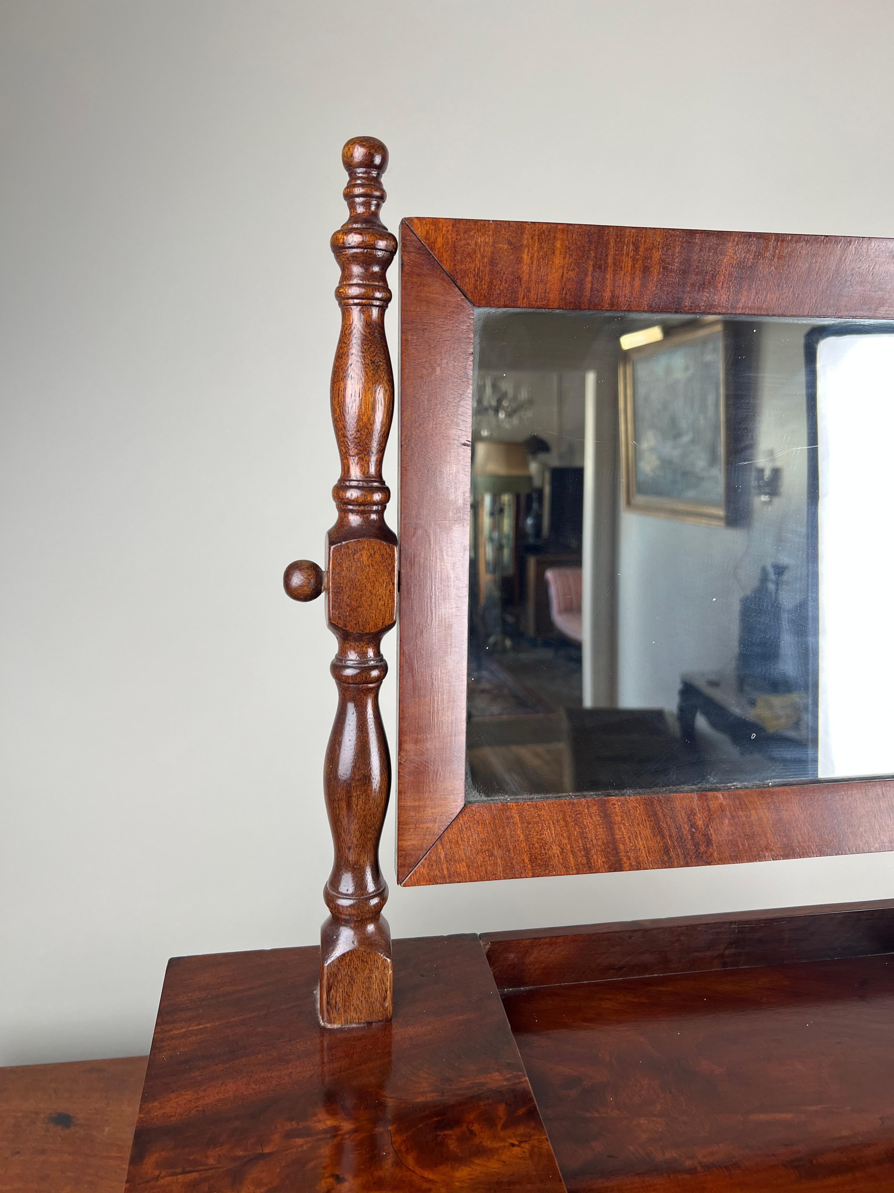 Americano Antique Mirror del periodo Feder con centro a goccia c.C. Inizio del XIX secolo in vendita