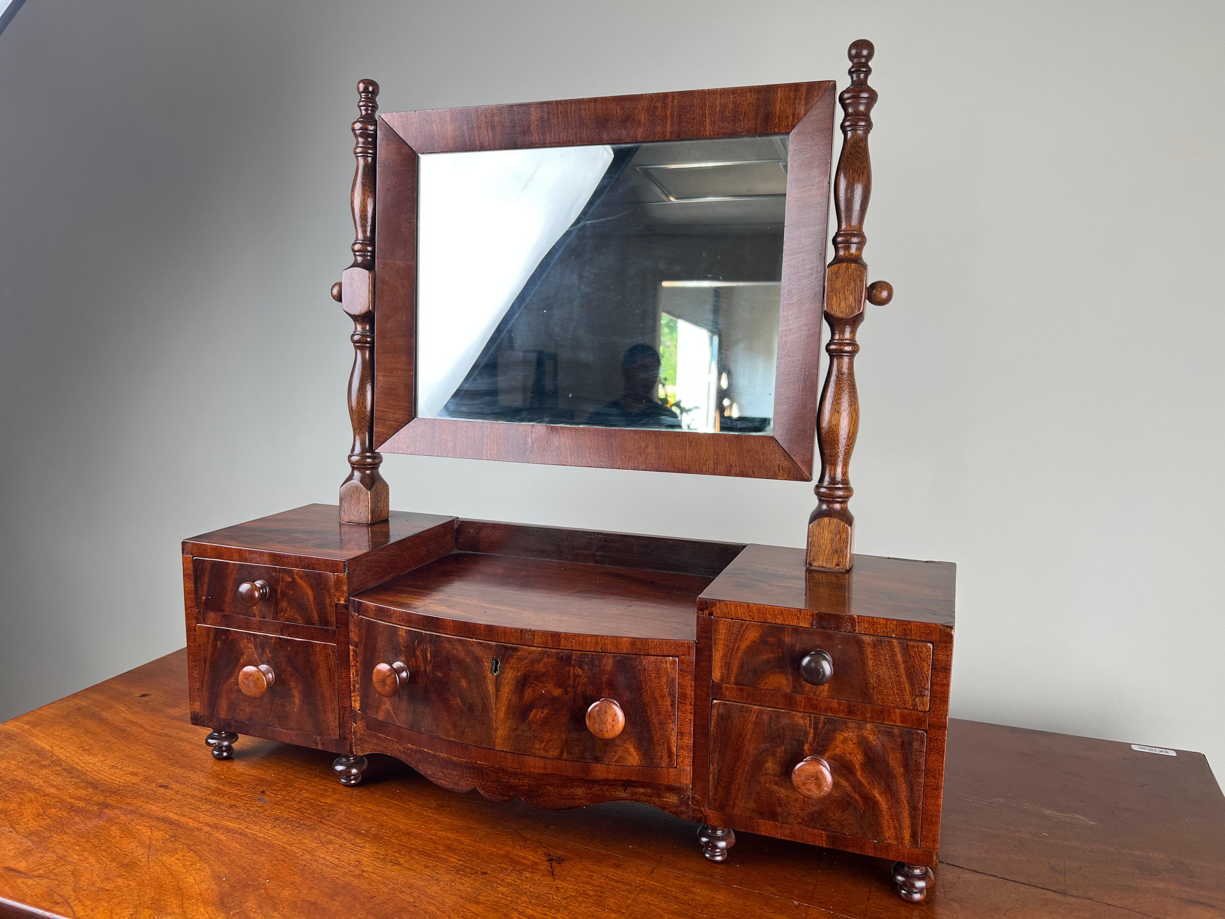 Antique Mirror del periodo Feder con centro a goccia c.C. Inizio del XIX secolo in vendita 2
