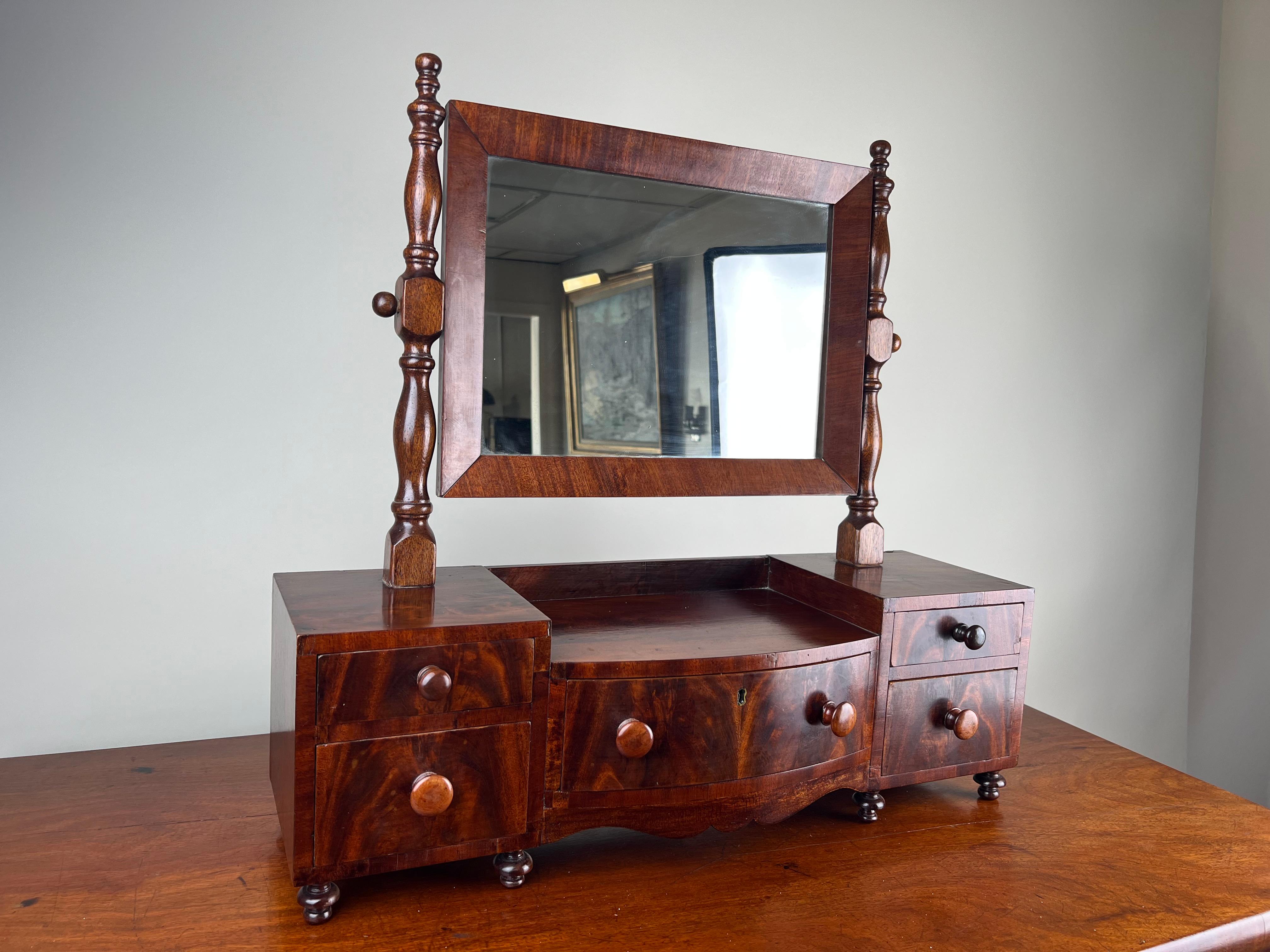 Antique Mirror del periodo Feder con centro a goccia c.C. Inizio del XIX secolo in vendita 3