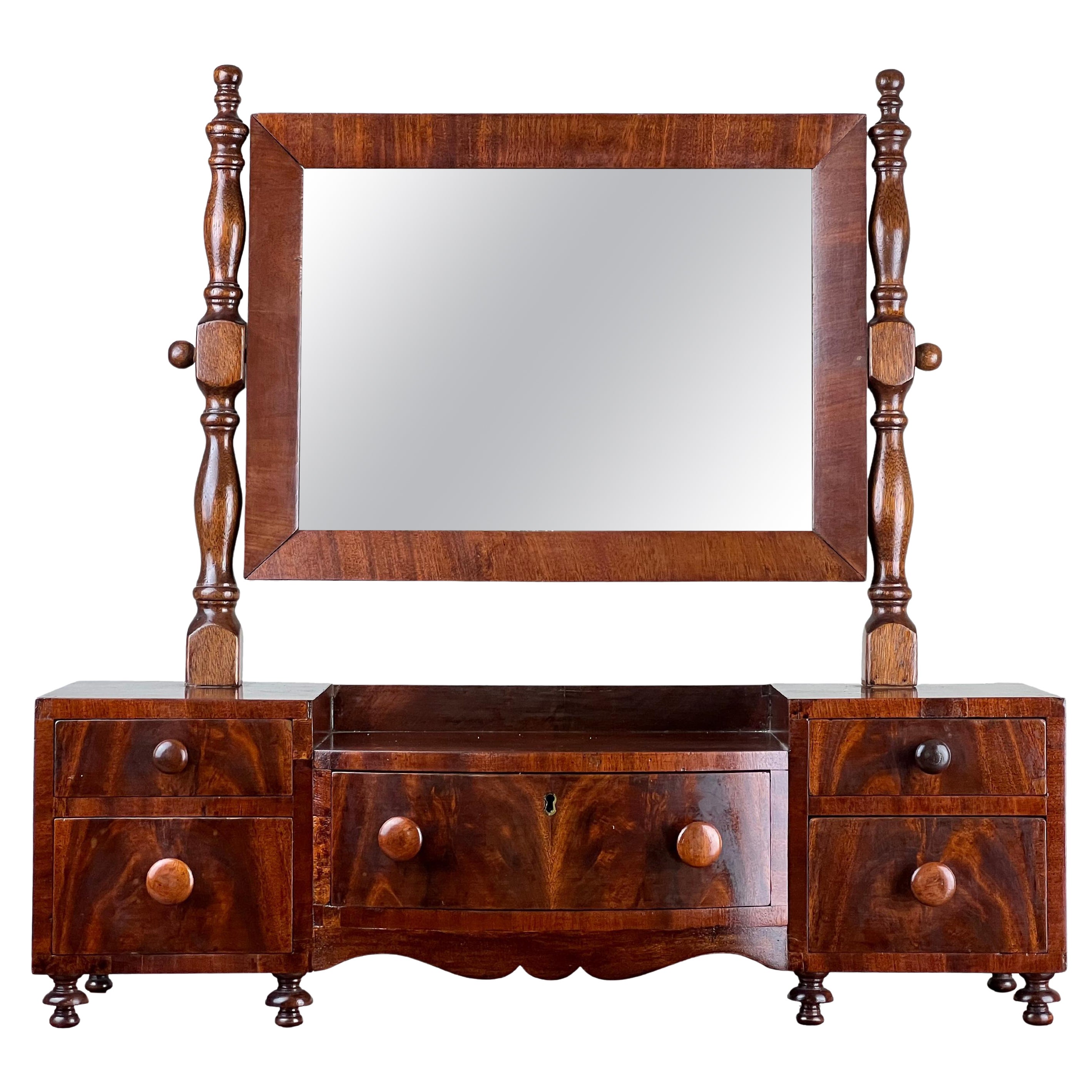 Antique Mirror del periodo Feder con centro a goccia c.C. Inizio del XIX secolo in vendita