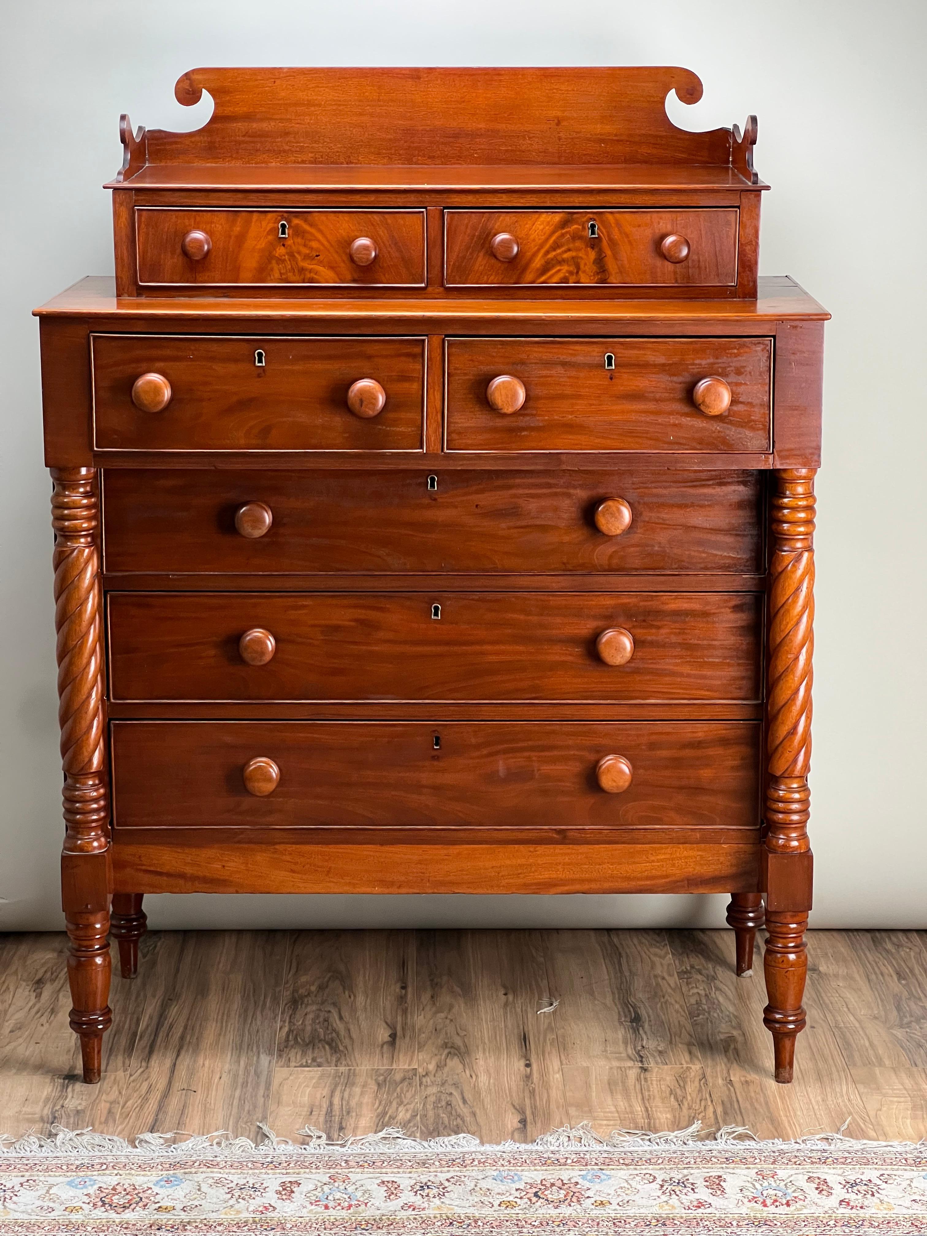 American Antique Federal Period Mahogany Sheraton Deck Top Chest of Drawers c. 1820 For Sale