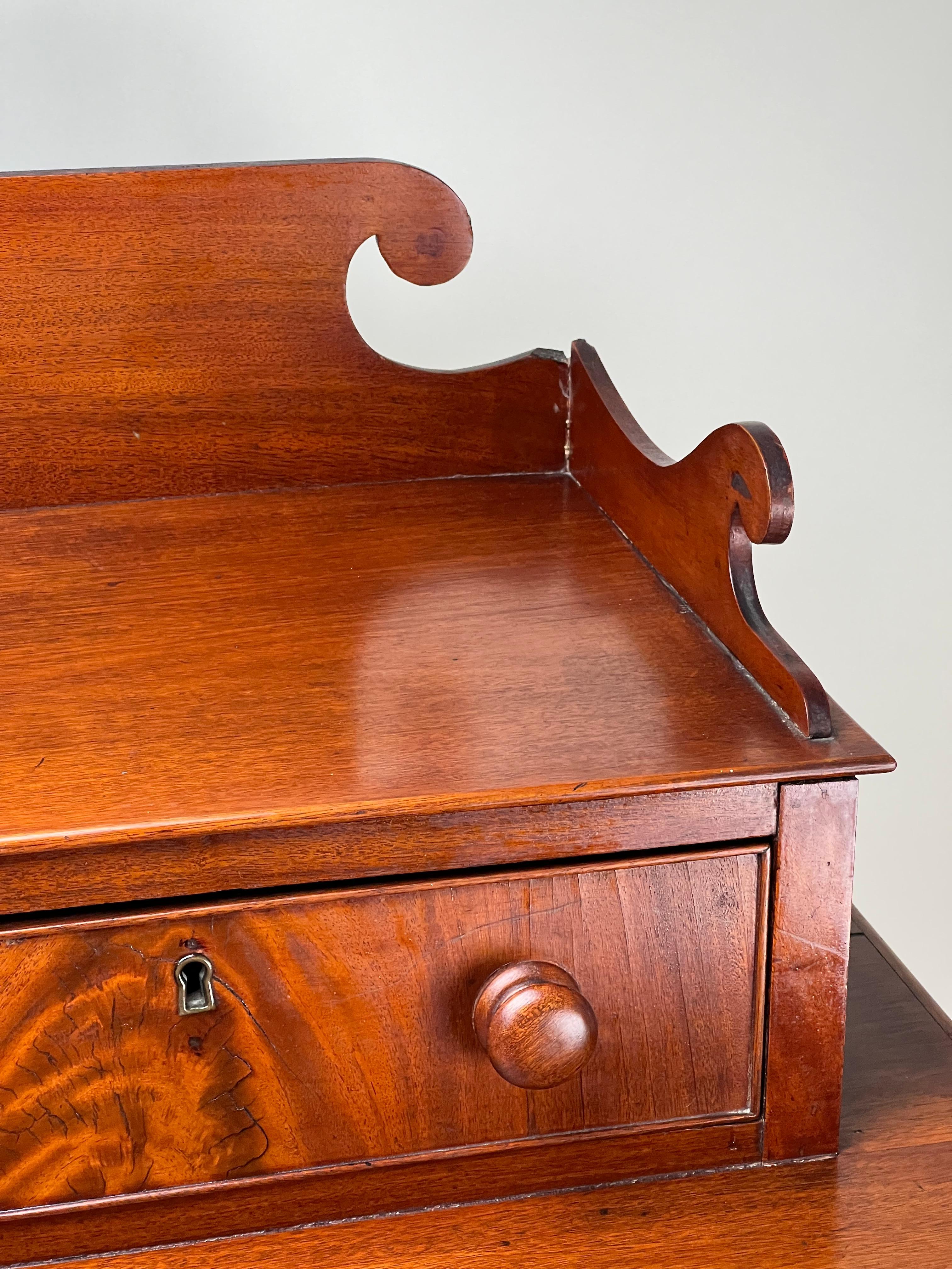 Antique Federal Period Mahogany Sheraton Deck Top Chest of Drawers c. 1820 For Sale 1