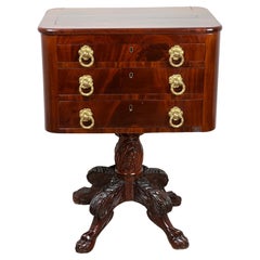 Antiguo mueble de caoba de época federal con tres cajones y tiradores en relieve c. 1820