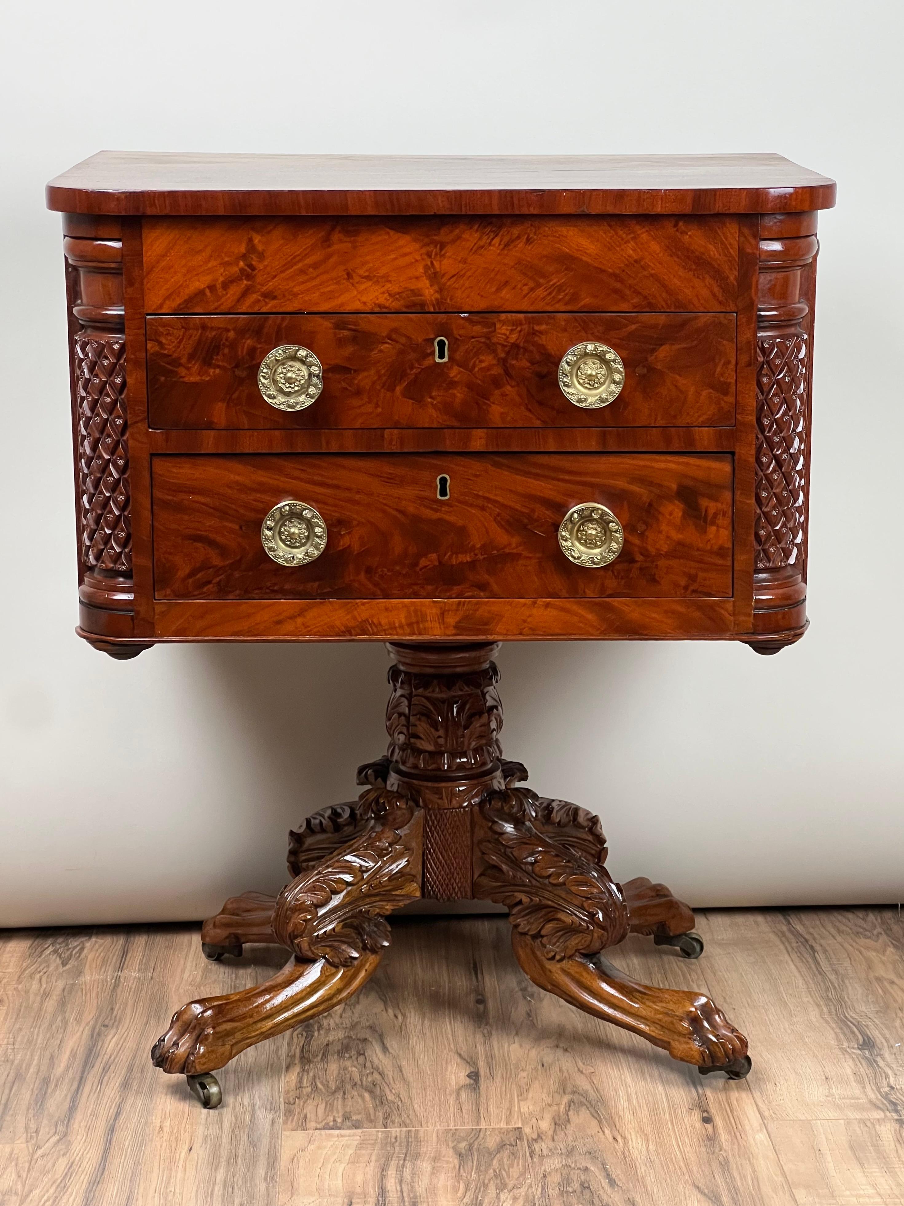 Cette table de travail ancienne en acajou de la période Feder, datant d'environ 1840, est un exemple frappant de l'artisanat américain de la période Feder. La pièce est fabriquée en acajou richement grainé, affichant des tons profonds et chauds et