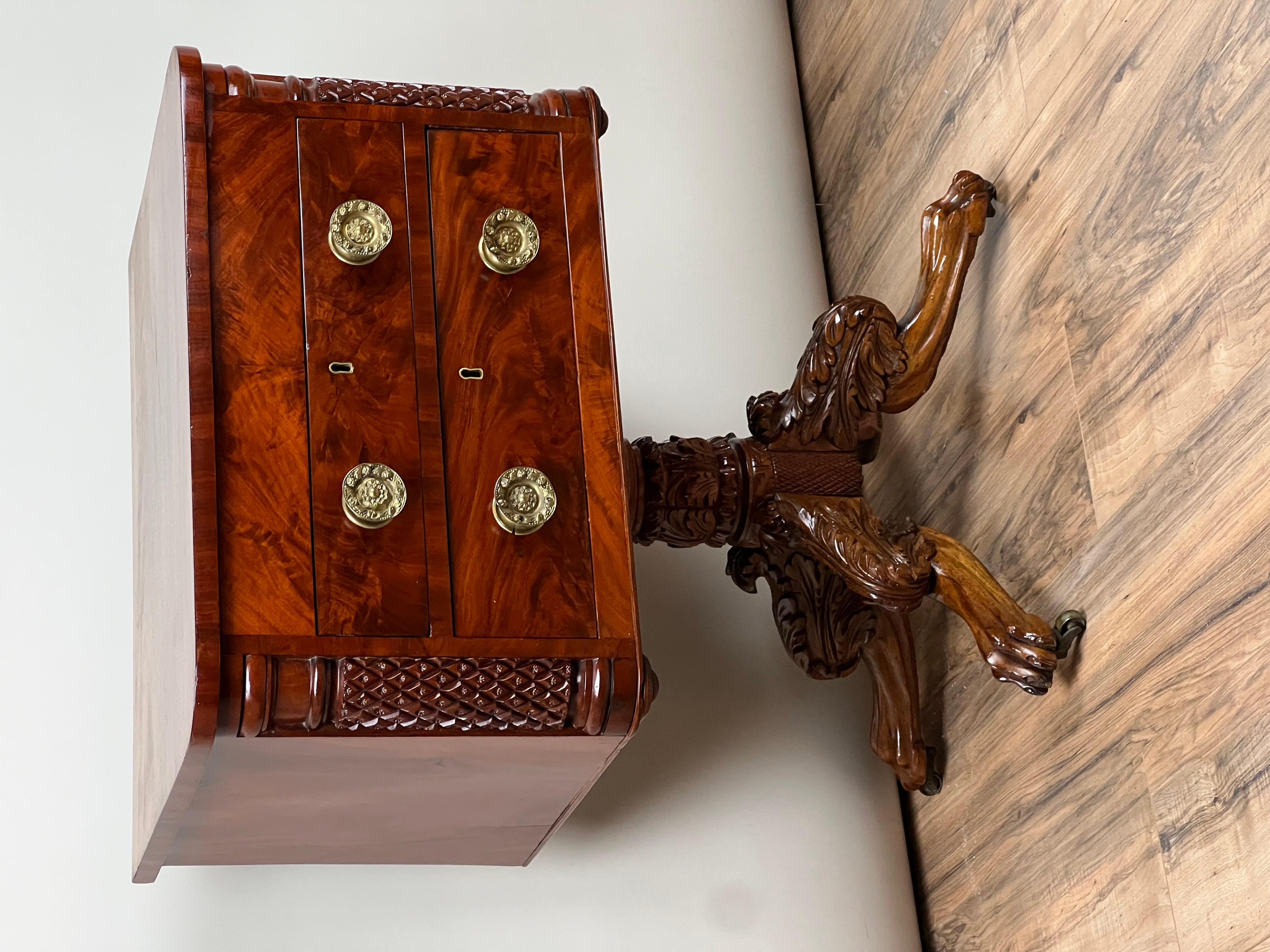 Fédéral Ancienne table de travail fédérale d'époque fédérale en acajou avec piliers sculptés en forme d'ananas, vers 1840 en vente