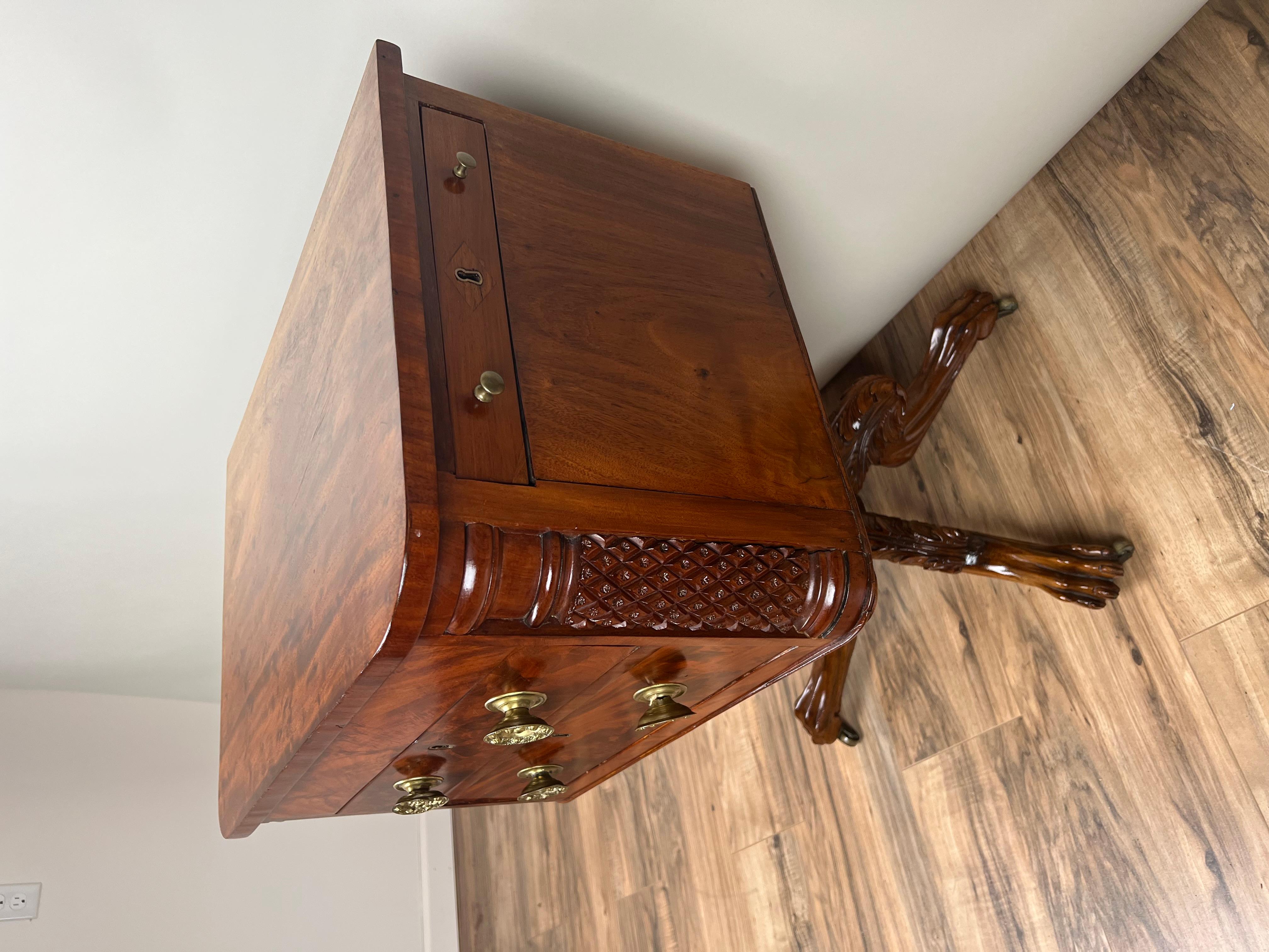 Américain Ancienne table de travail fédérale d'époque fédérale en acajou avec piliers sculptés en forme d'ananas, vers 1840 en vente