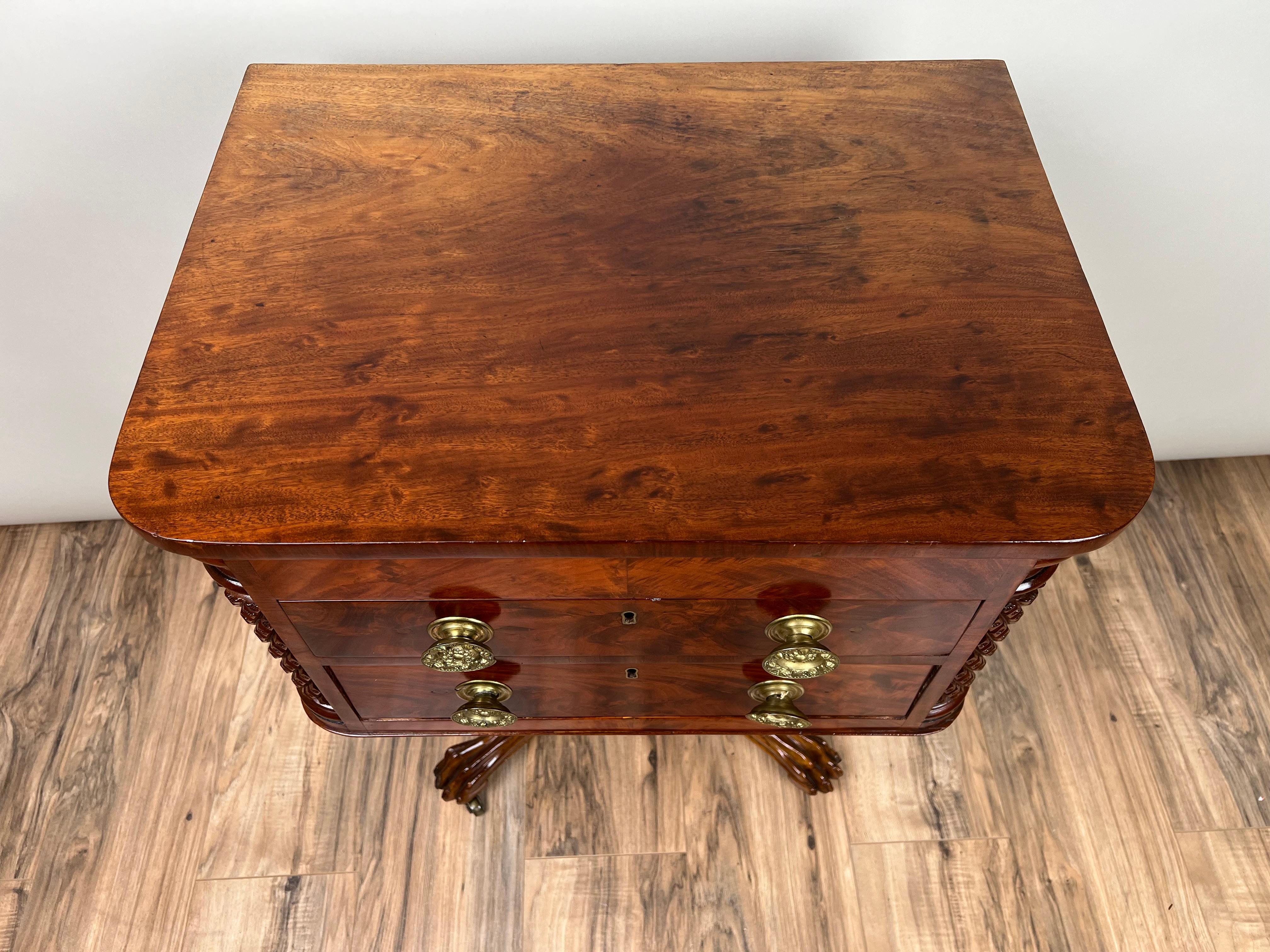 Ancienne table de travail fédérale d'époque fédérale en acajou avec piliers sculptés en forme d'ananas, vers 1840 Bon état - En vente à Westfield, MA