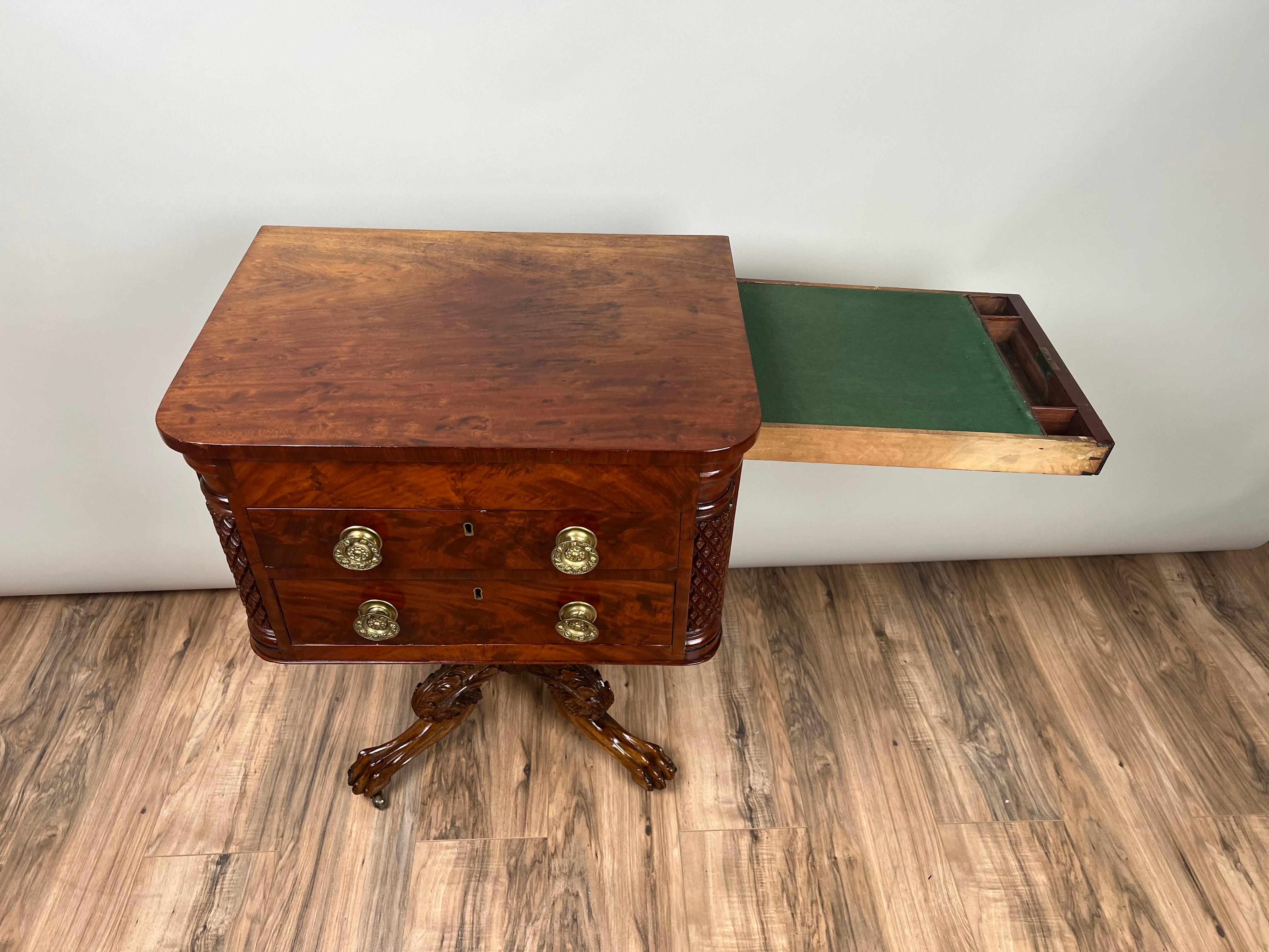 Milieu du XIXe siècle Ancienne table de travail fédérale d'époque fédérale en acajou avec piliers sculptés en forme d'ananas, vers 1840 en vente