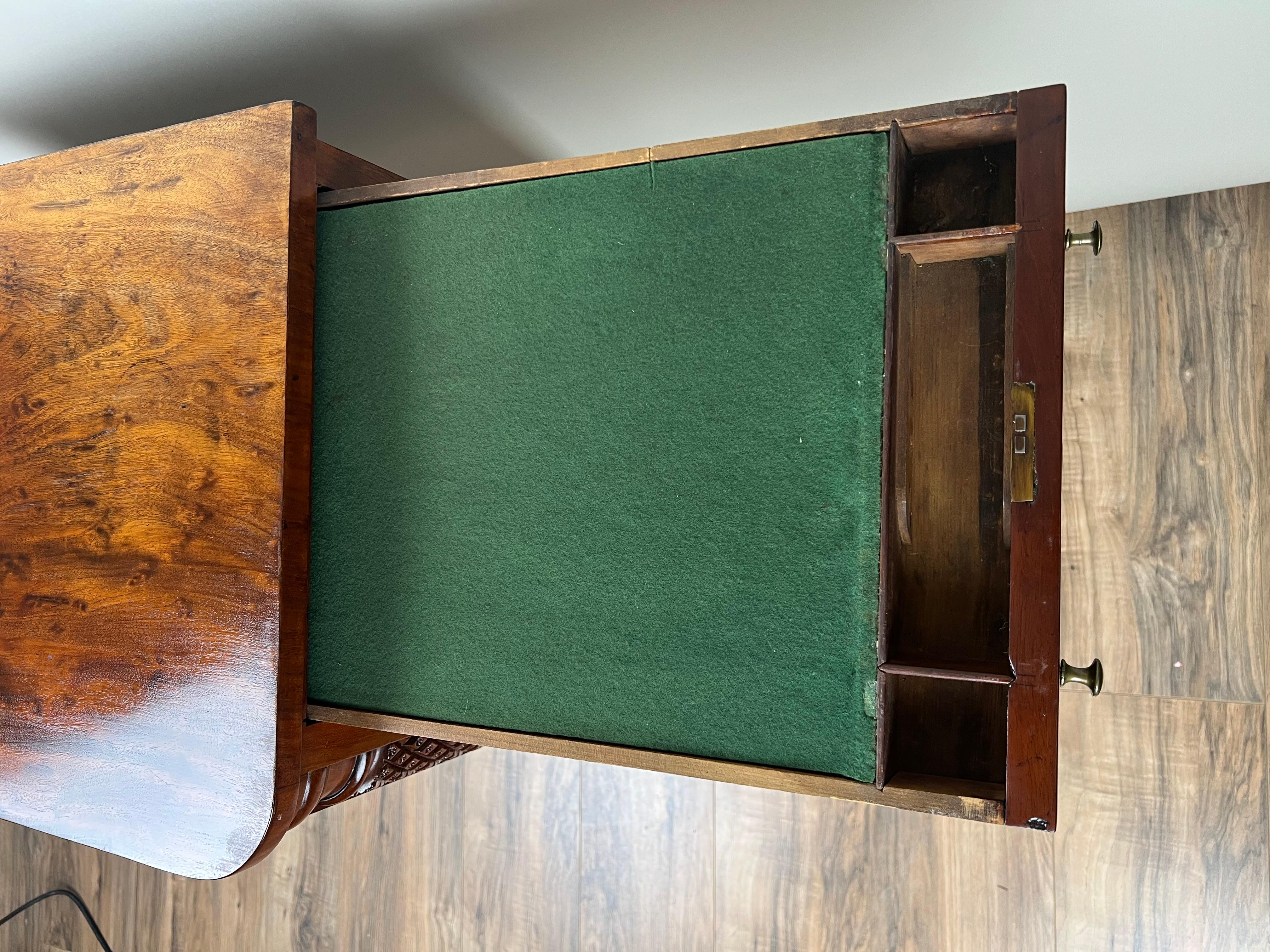 Acajou Ancienne table de travail fédérale d'époque fédérale en acajou avec piliers sculptés en forme d'ananas, vers 1840 en vente