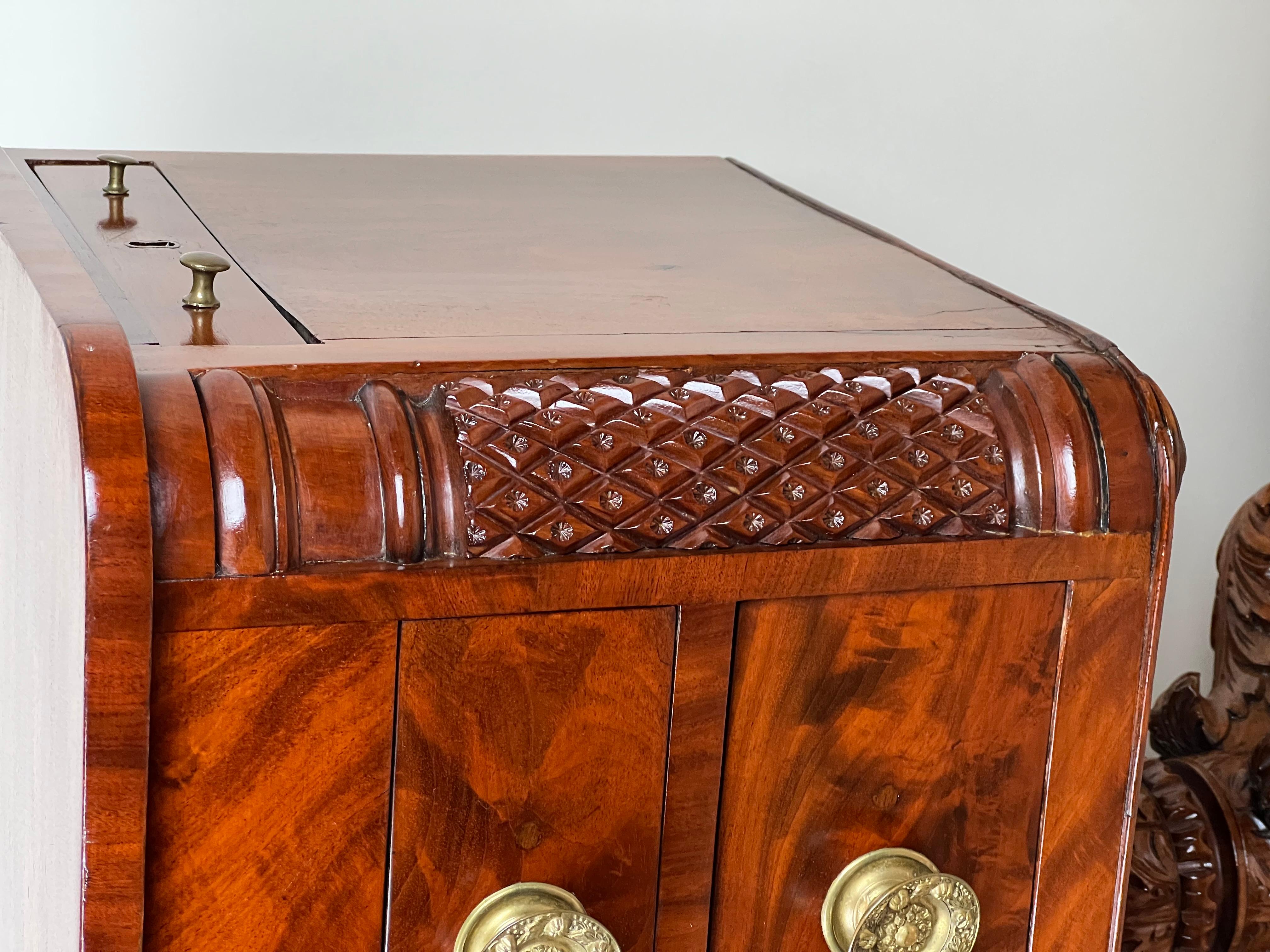 Ancienne table de travail fédérale d'époque fédérale en acajou avec piliers sculptés en forme d'ananas, vers 1840 en vente 1