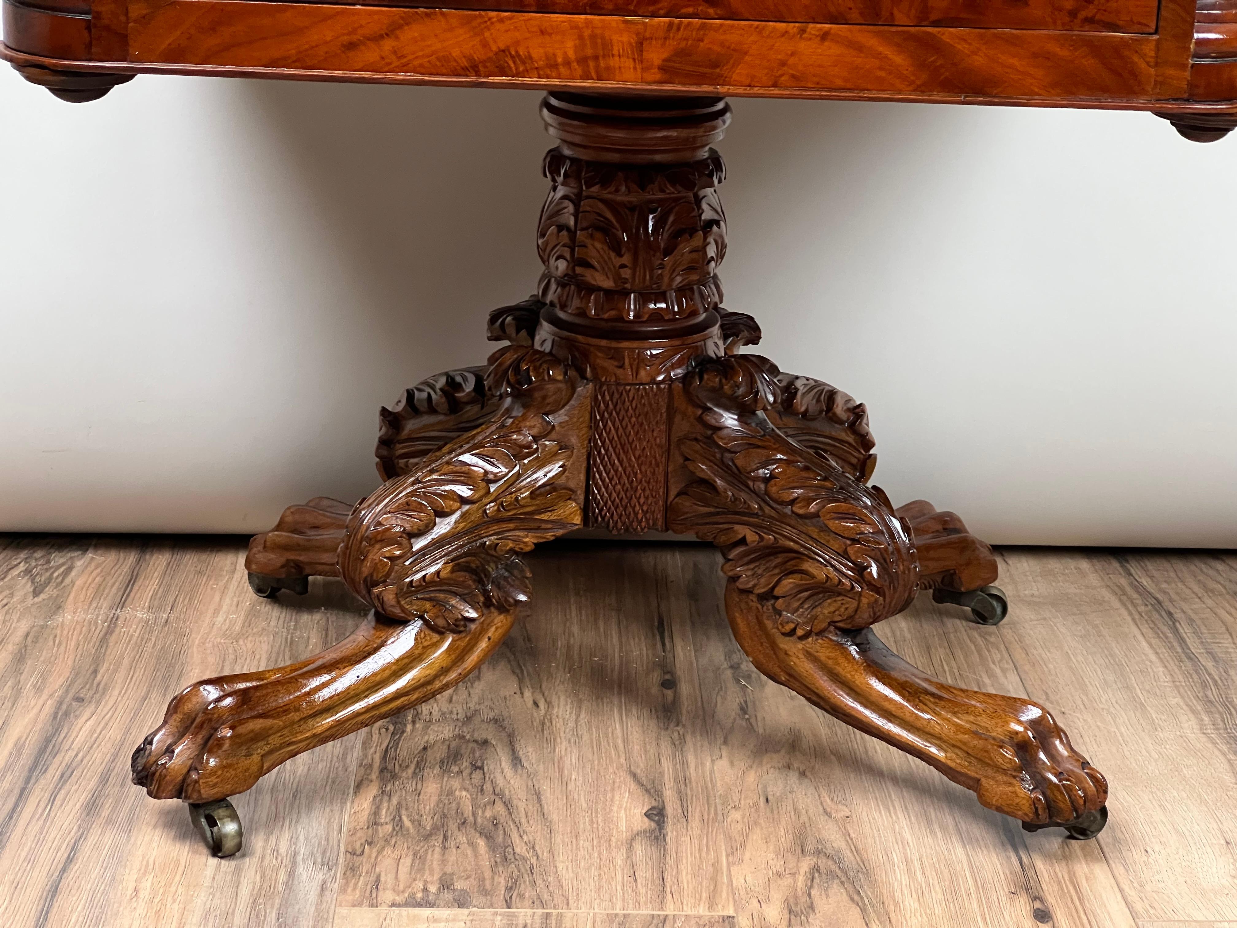 Ancienne table de travail fédérale d'époque fédérale en acajou avec piliers sculptés en forme d'ananas, vers 1840 en vente 2