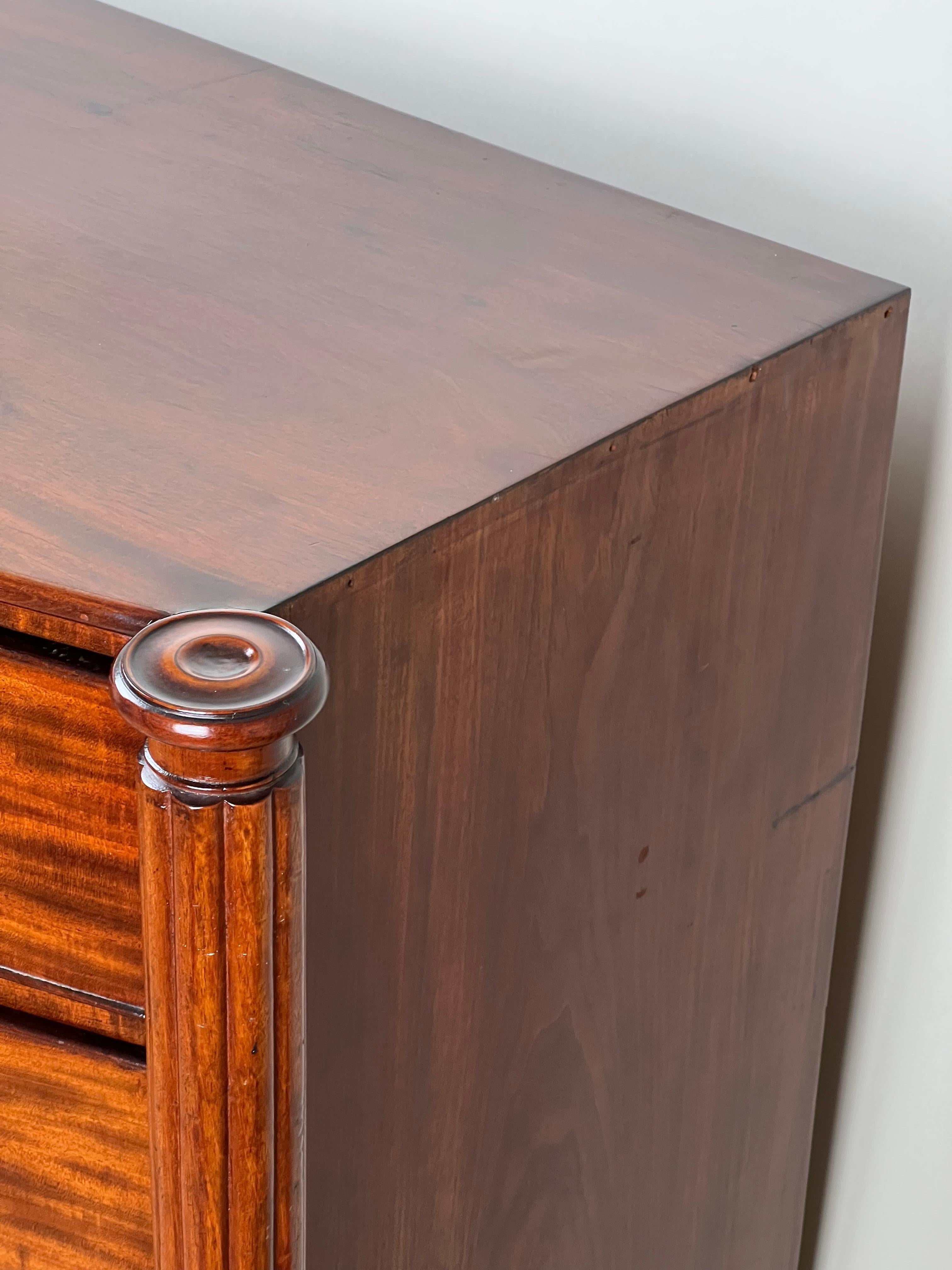 Antique Federal Period Sheraton Mahogany Bow Front Chest c. 1830 For Sale 2