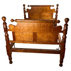 Antigua cama bala de cañón de arce tigre macizo del periodo federal c. 1830
