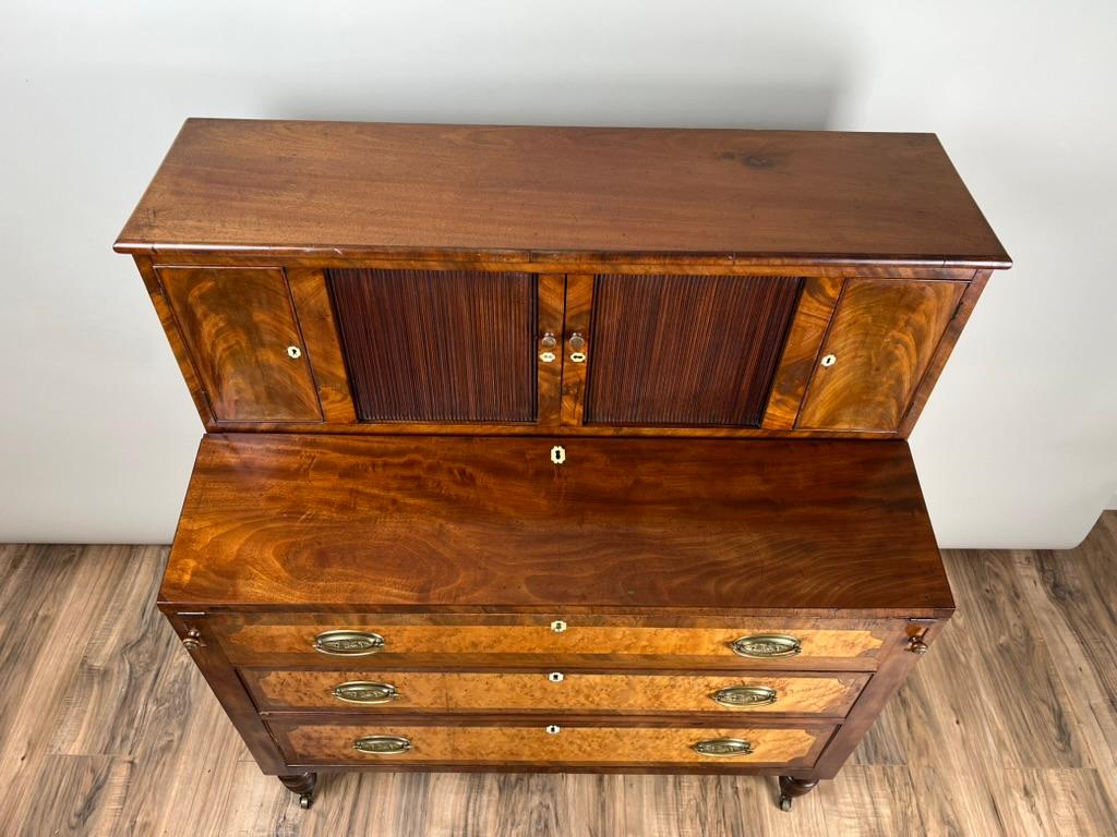 Antiker Tambour-Sekretär aus Mahagoni und Vogelaugenahorn aus der Bundeszeit um 1800 (amerikanisch) im Angebot