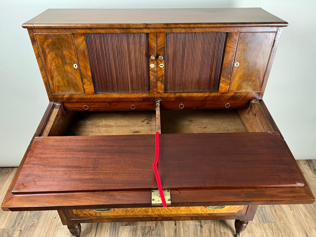 Antiker Tambour-Sekretär aus Mahagoni und Vogelaugenahorn aus der Bundeszeit um 1800 (Frühes 19. Jahrhundert) im Angebot