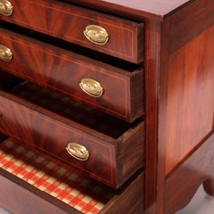Petite commode fédérale ancienne à quatre tiroirs en acajou flamboyant avec bandes en bois de satin, 19ème siècle