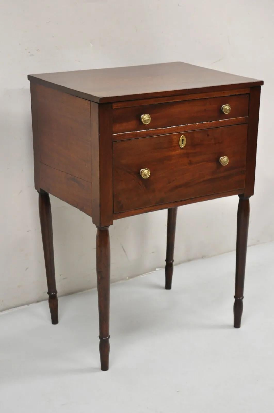 Antique Federal Sheraton Mahogany 2 Drawer Work Stand Side Table Nightstand. Item features 2 dovetail constructed drawers, tapered legs, brass hardware, beautiful wood grain. Circa 19th Century. Measurements: 29.5