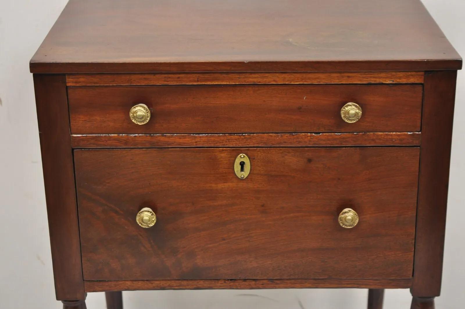 Antique Federal Sheraton Mahogany 2 Drawer Work Stand Side Table Nightstand In Fair Condition For Sale In Philadelphia, PA