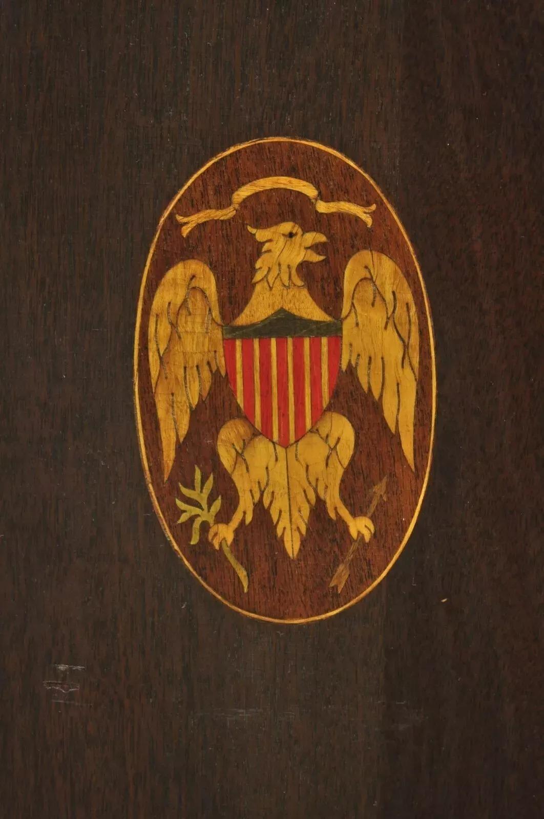 Fédéral Ancienne lampe fédérale Sheraton en acajou incrusté d'un drapeau d'aigle en forme de bouclier en vente