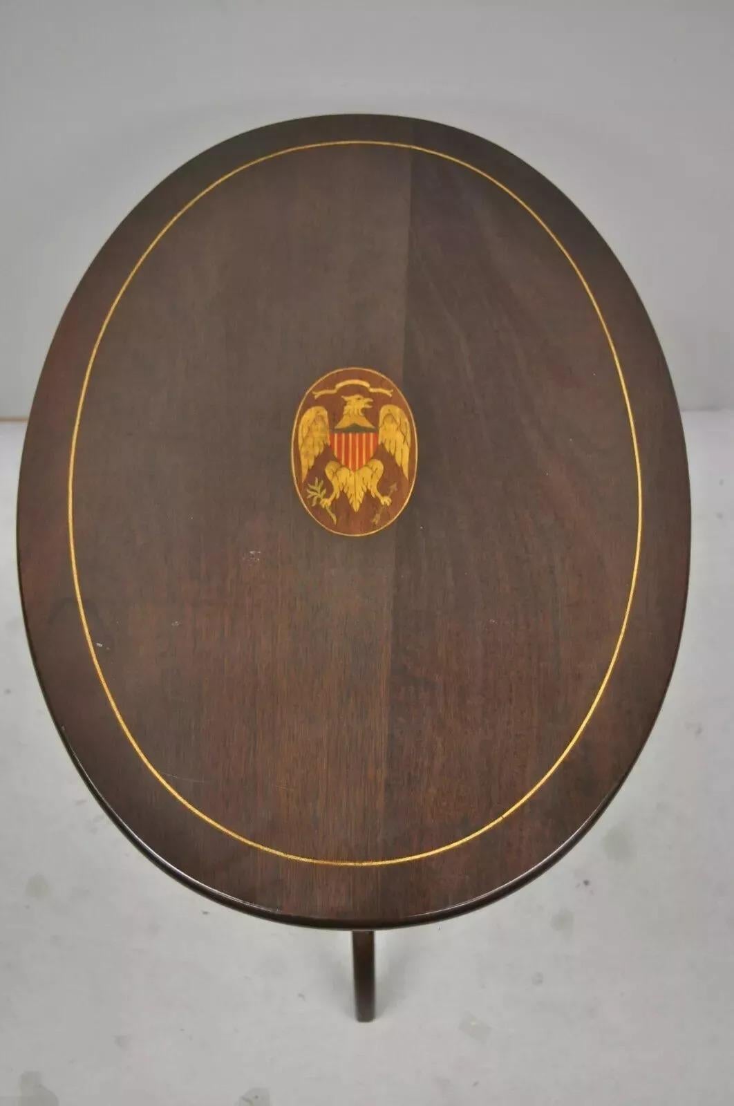 Inconnu Ancienne lampe fédérale Sheraton en acajou incrusté d'un drapeau d'aigle en forme de bouclier en vente