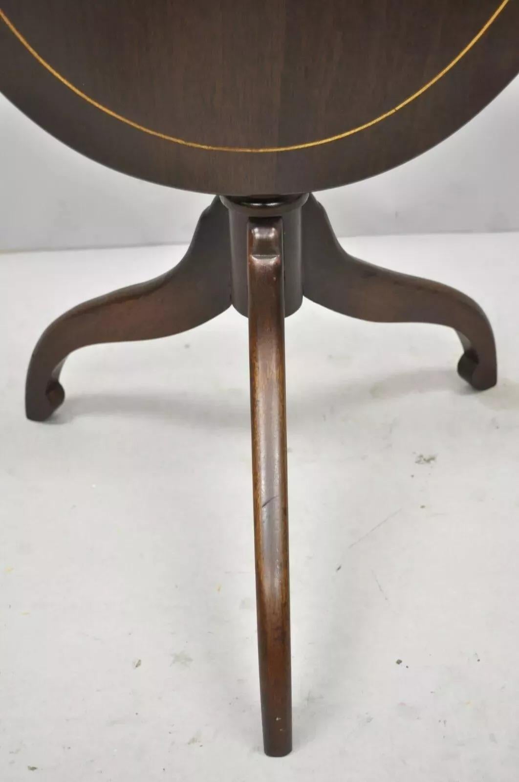 Ancienne lampe fédérale Sheraton en acajou incrusté d'un drapeau d'aigle en forme de bouclier Bon état - En vente à Philadelphia, PA