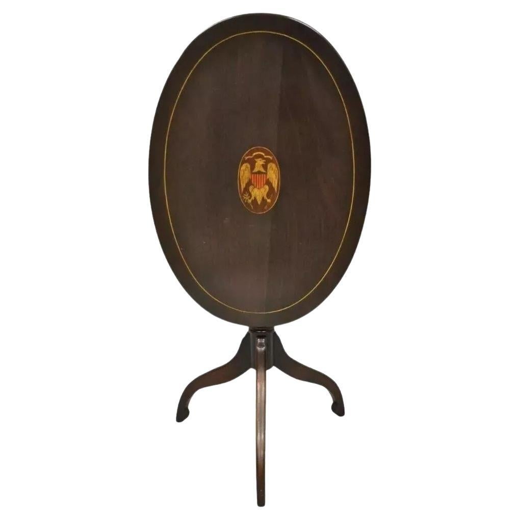 Antiguo Federal Sheraton Caoba Escudo de Águila Bandera Incrustaciones Tilt Top Lámpara de mesa