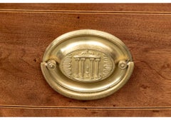 Coffre ancien en acajou figuré à façade en arc, de style Feder, à restaurer