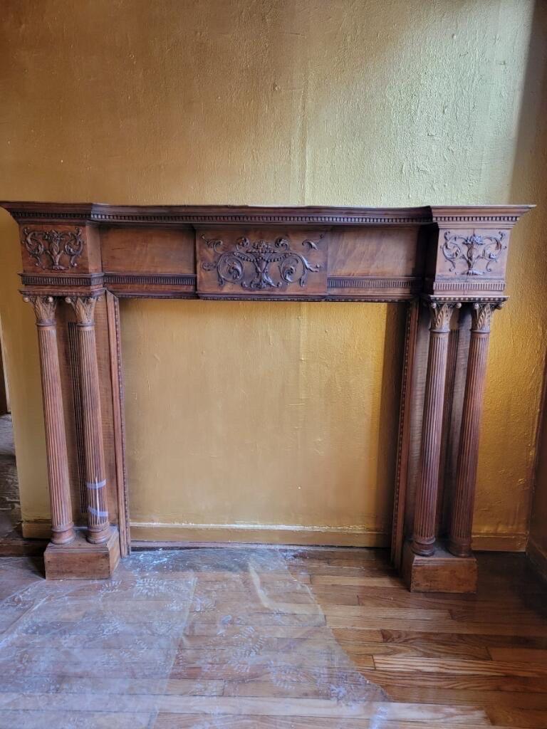 Antique Federal Style Carved Fireplace Surround & Mantel In Good Condition In Chicago, IL