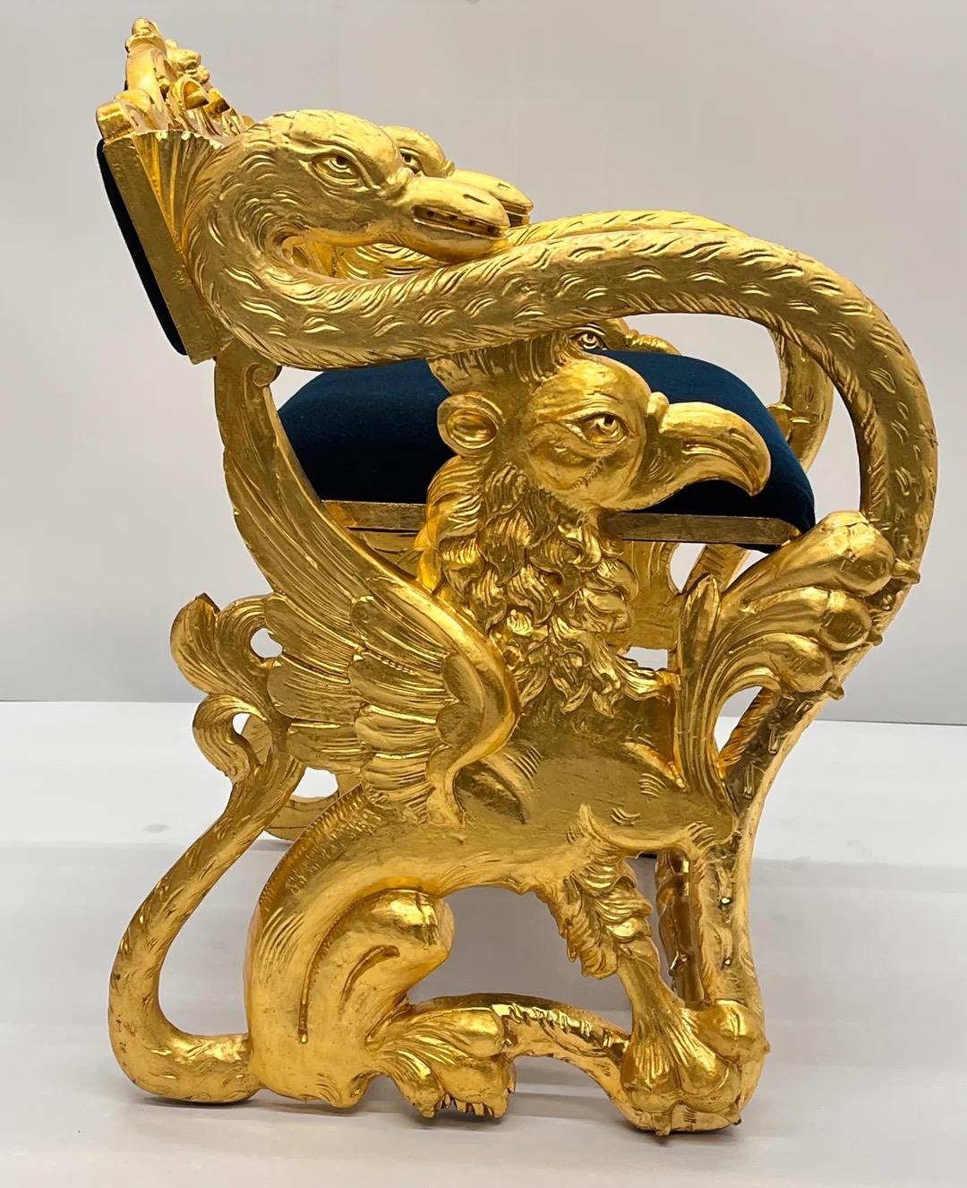 Ancien banc de carrousel en forme de cygne et d'aigle, sculpté et doré, de style fédéral, nouvellement tapissé d'un siège en mohair bleu

Ancienne banquette de carrousel en bois sculpté et doré avec cygne et aigle, de style Feder, récemment