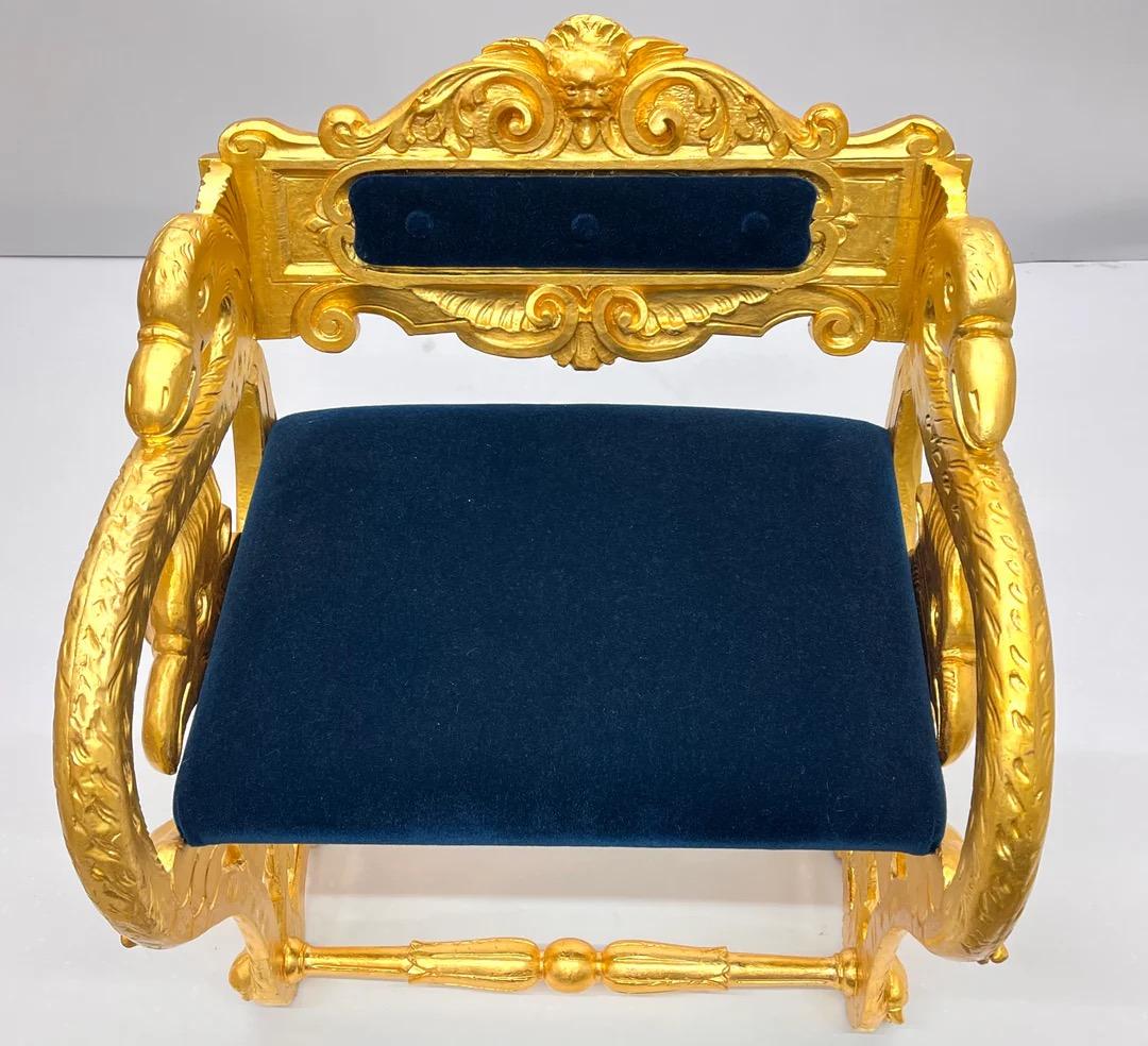 Inconnu Antique Banc en mohair de style fédéral, sculpté et doré, représentant un cygne et un aigle en vente