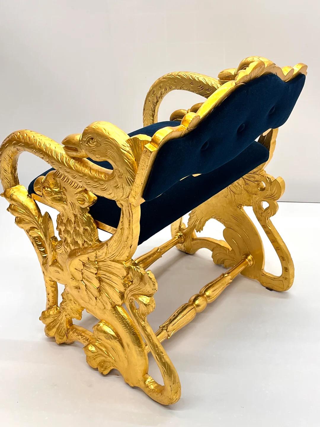 Bois doré Antique Banc en mohair de style fédéral, sculpté et doré, représentant un cygne et un aigle en vente