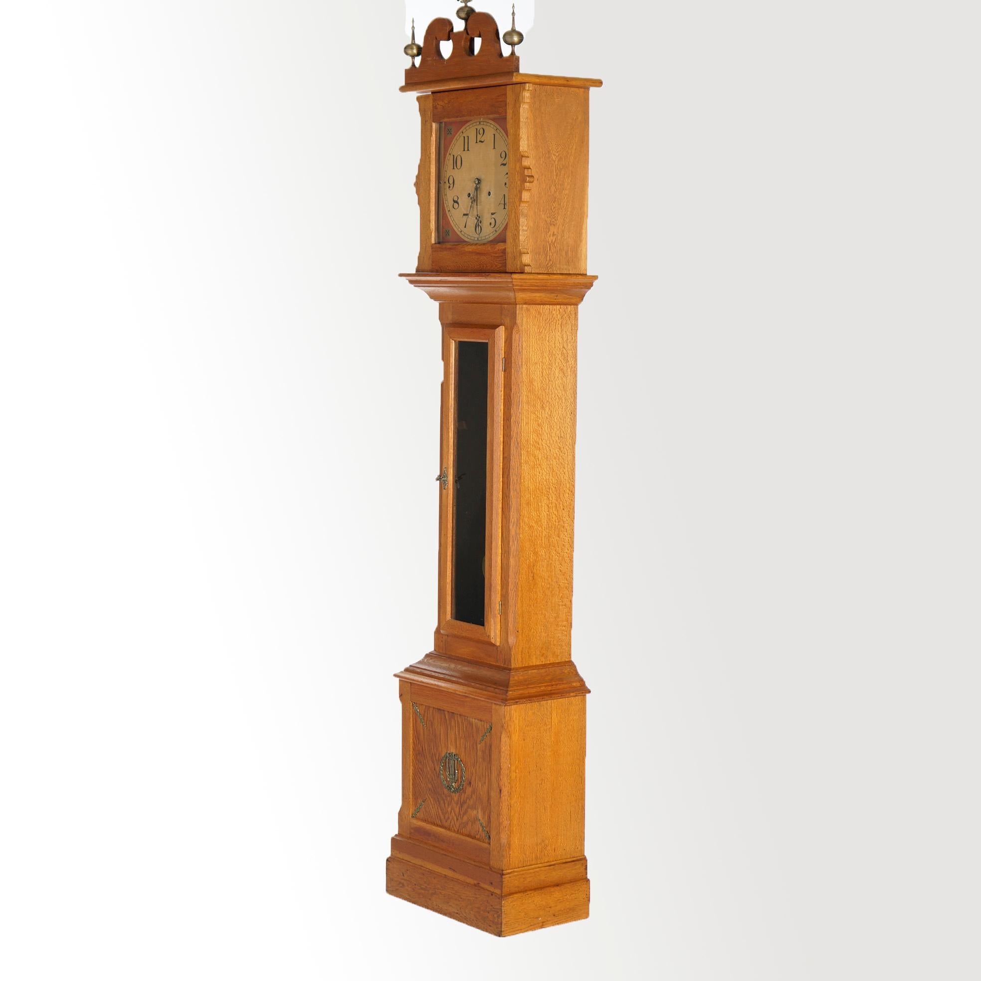 Fédéral Horloge à grand boîtier en chêne sculpté de style fédéral ancien par Ithaca, 20e siècle