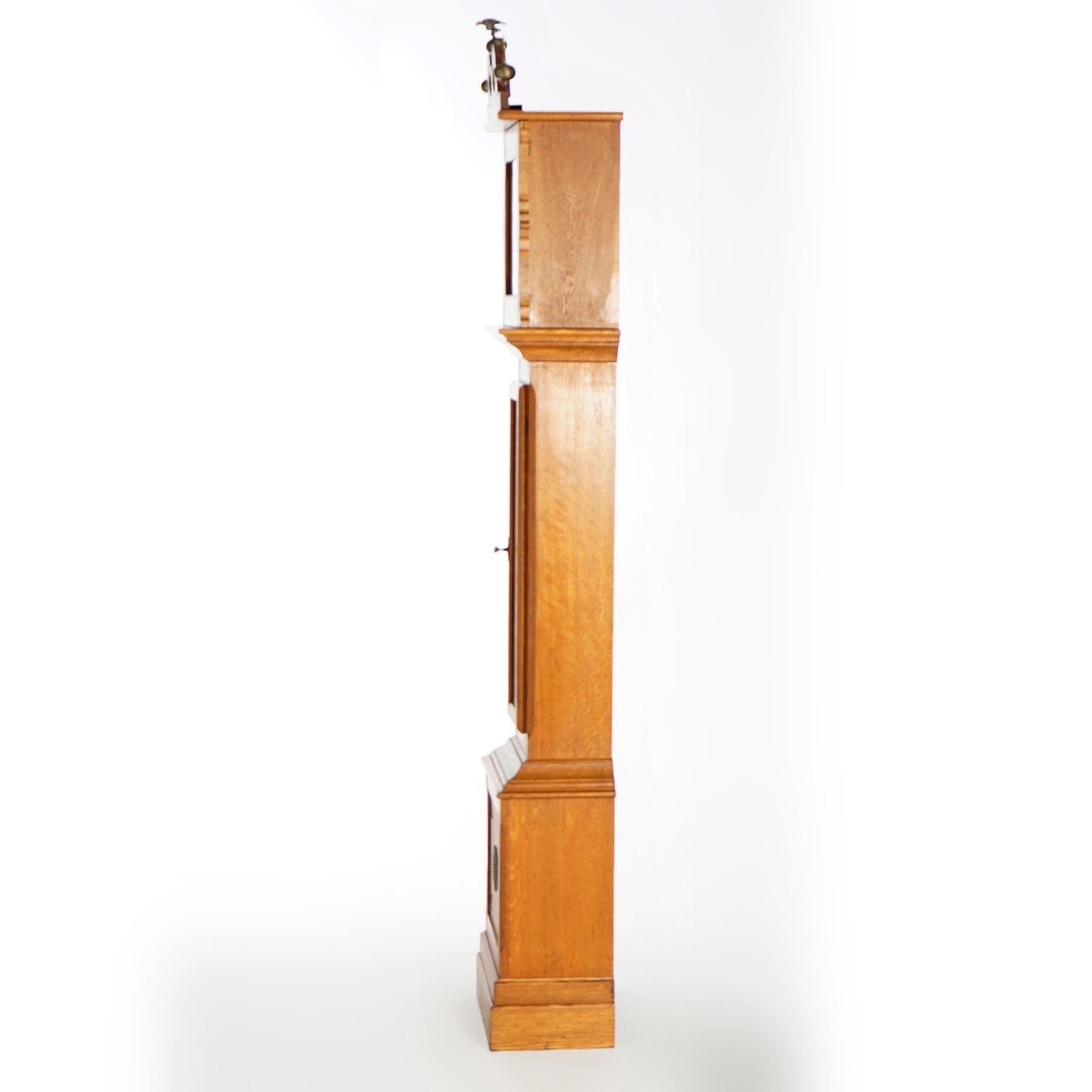 Horloge à grand boîtier en chêne sculpté de style fédéral ancien par Ithaca, 20e siècle Bon état à Big Flats, NY