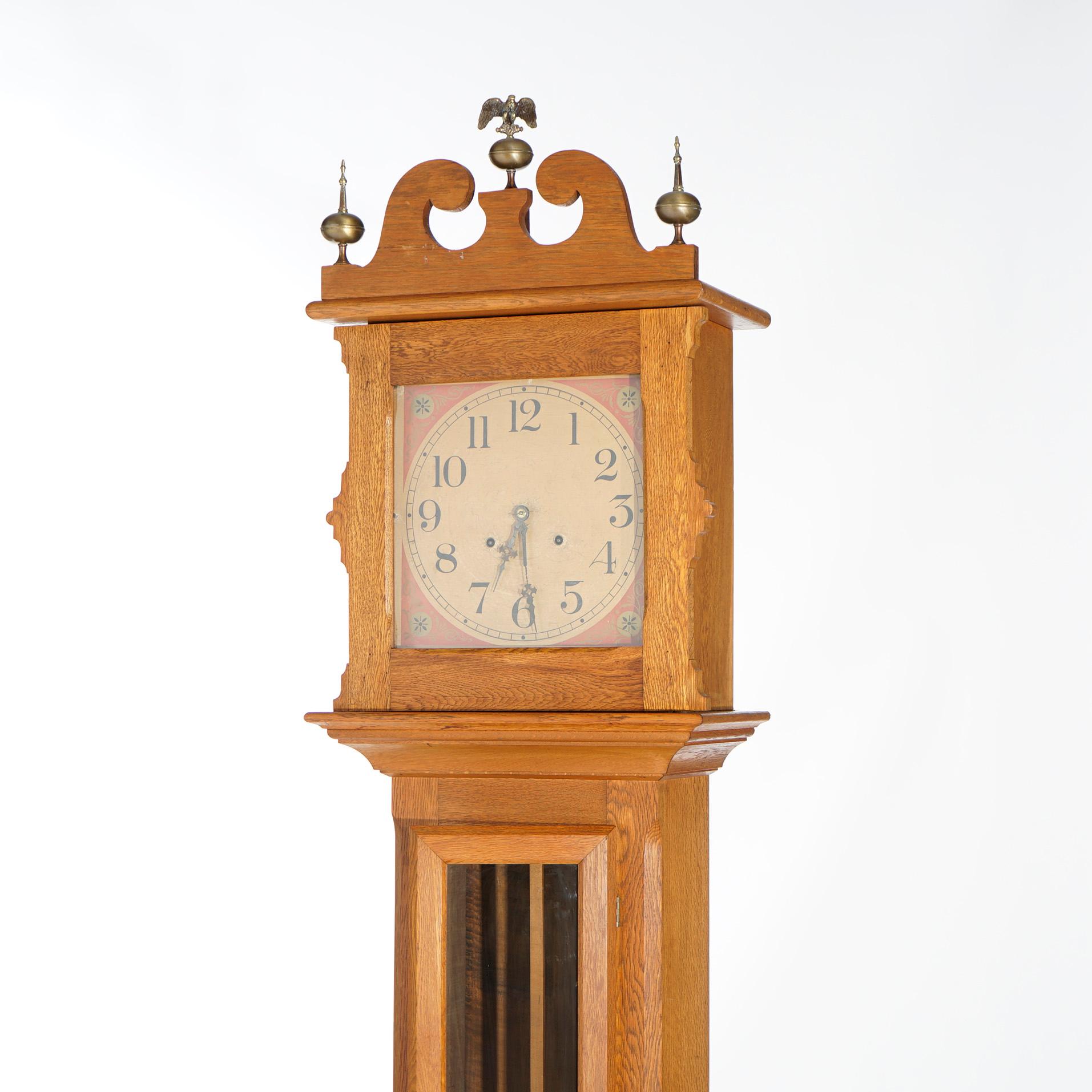 Chêne Horloge à grand boîtier en chêne sculpté de style fédéral ancien par Ithaca, 20e siècle