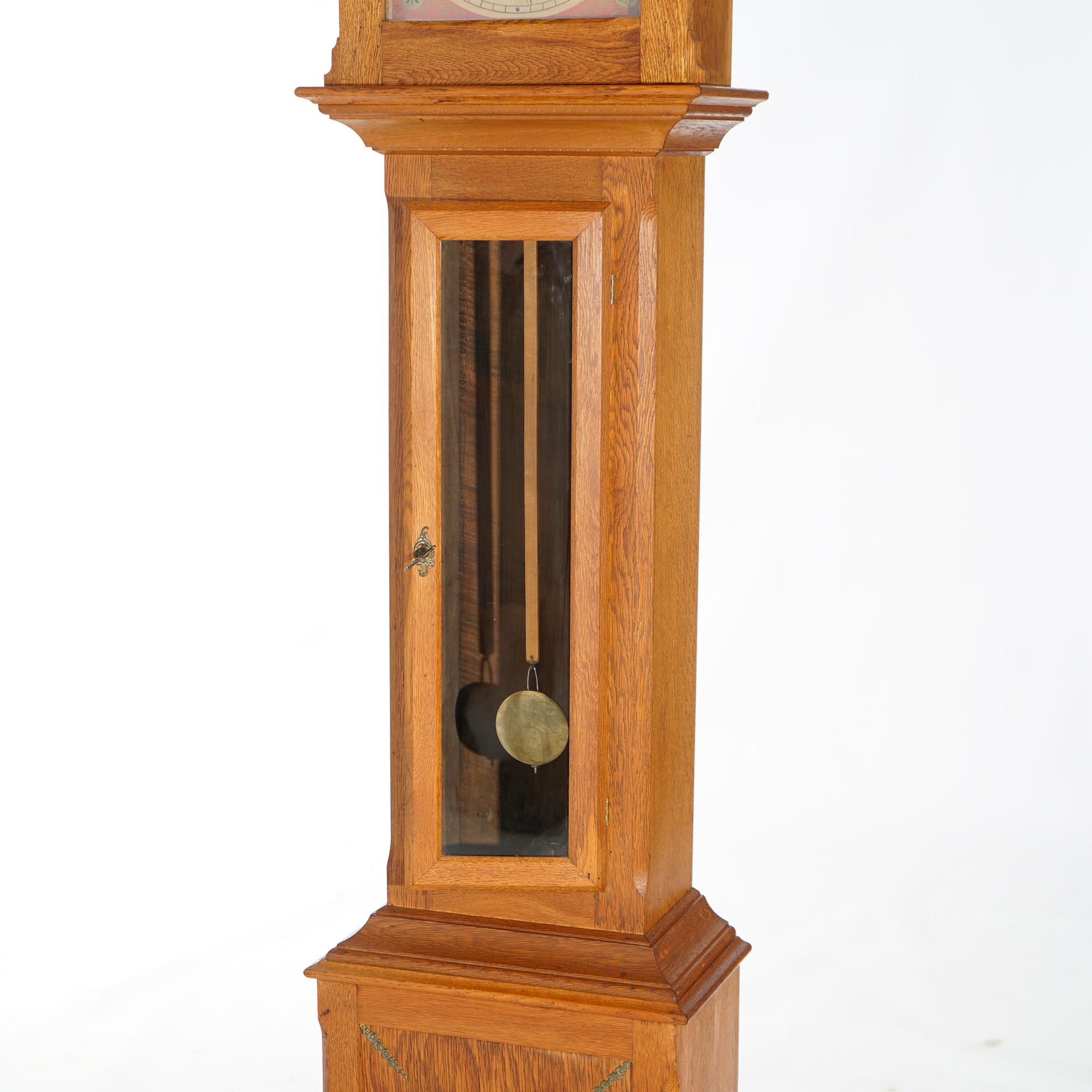 Horloge à grand boîtier en chêne sculpté de style fédéral ancien par Ithaca, 20e siècle 1