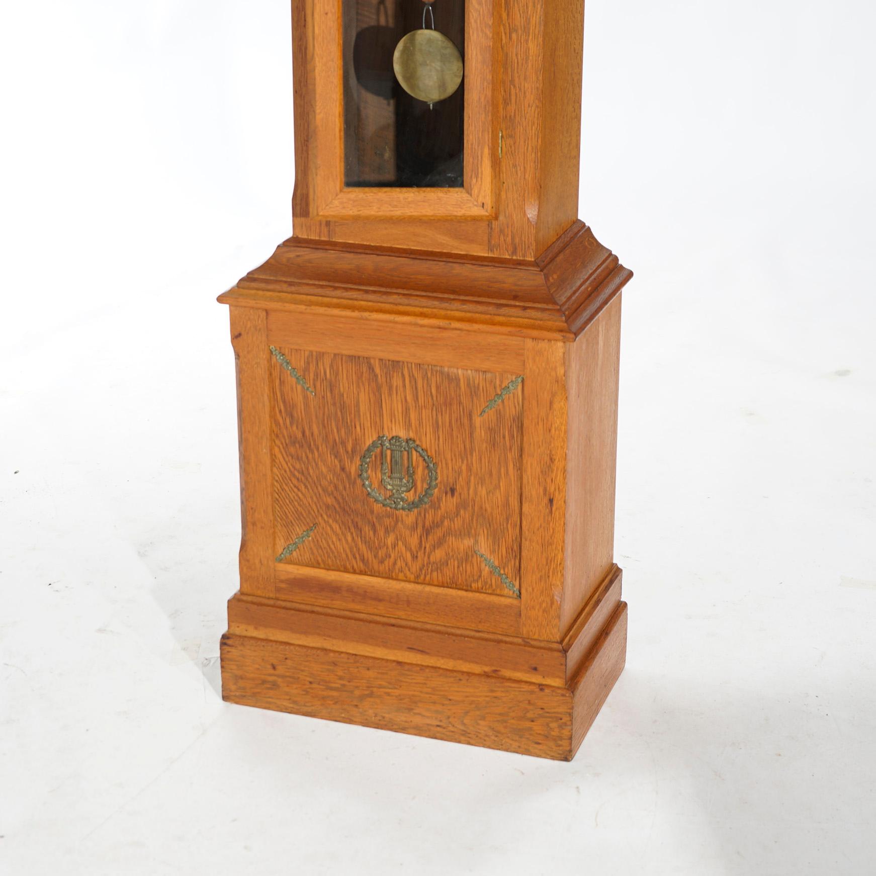 Horloge à grand boîtier en chêne sculpté de style fédéral ancien par Ithaca, 20e siècle 2