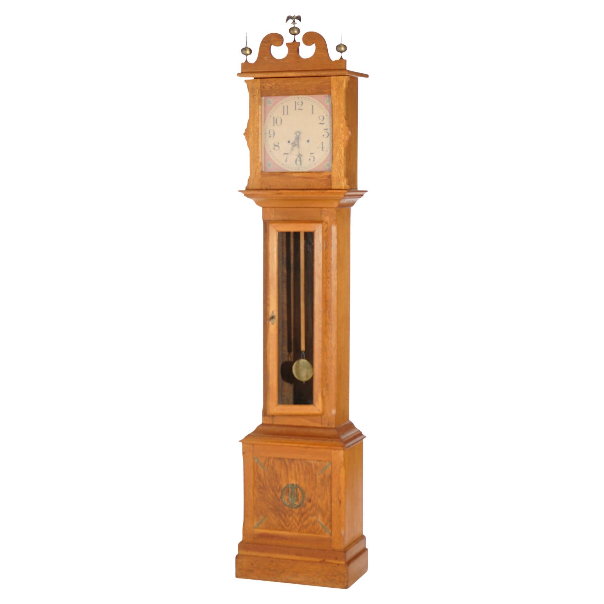 Horloge à grand boîtier en chêne sculpté de style fédéral ancien par Ithaca, 20e siècle