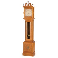 Horloge à grand boîtier en chêne sculpté de style fédéral ancien par Ithaca, 20e siècle